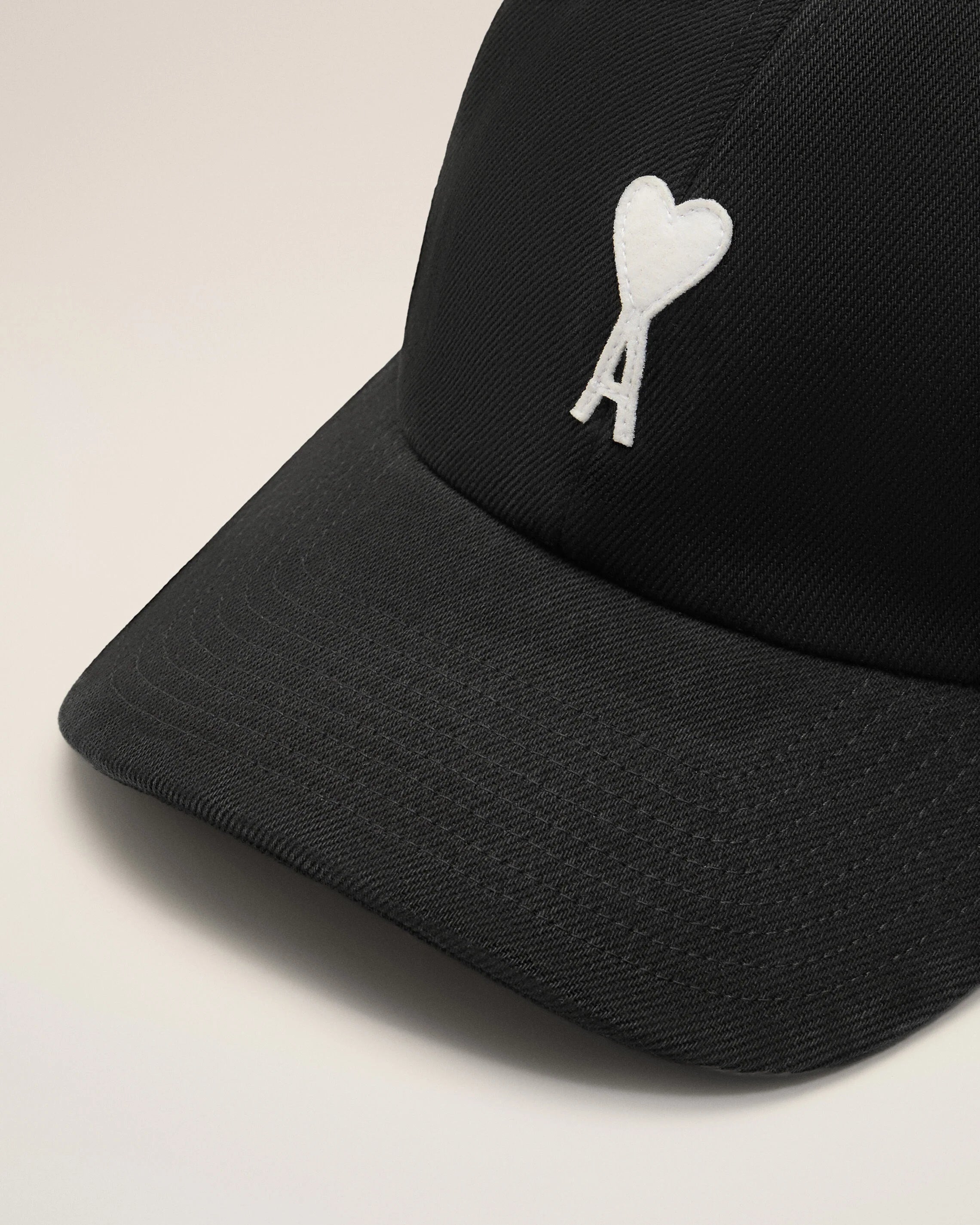 Ami Paris - Casquette Ami de Coeur Patch en coton feutré - Noir-Accessoires-UCP277.AW0028