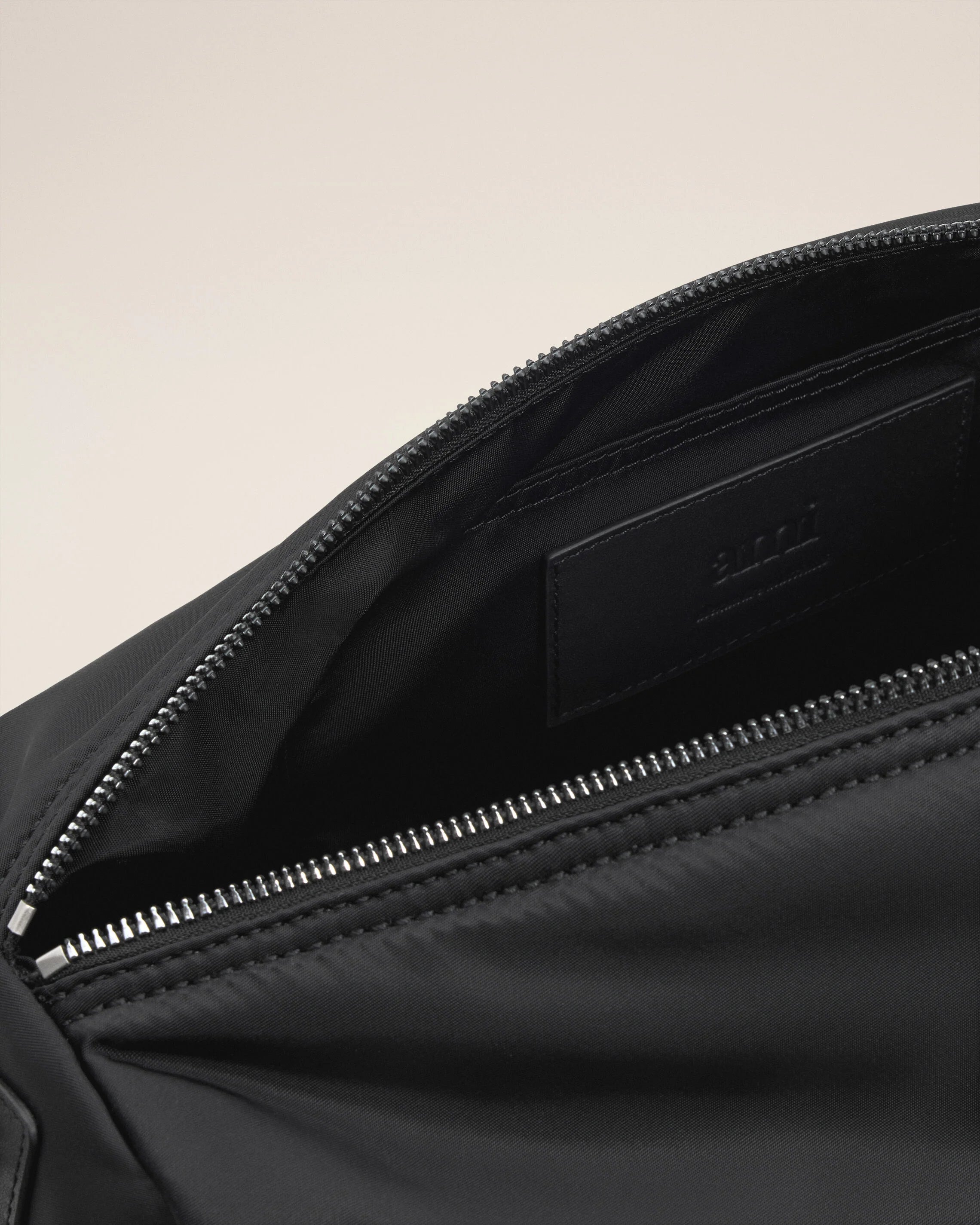 Ami Paris - Sac Marcel Large en nylon ouatiné - Noir - Accessoires - ULL706