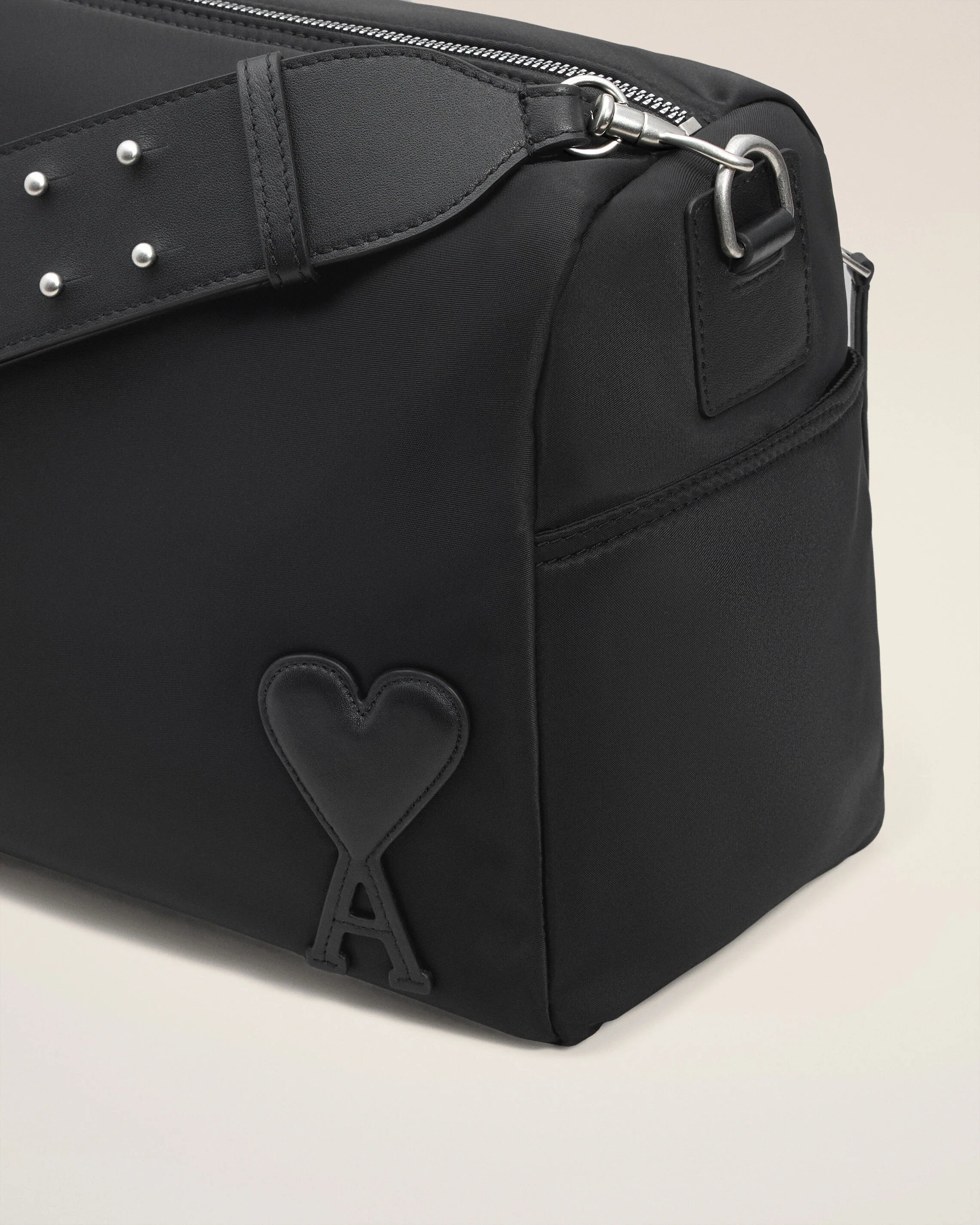 Ami Paris - Sac Marcel Large en nylon ouatiné - Noir - Accessoires - ULL706