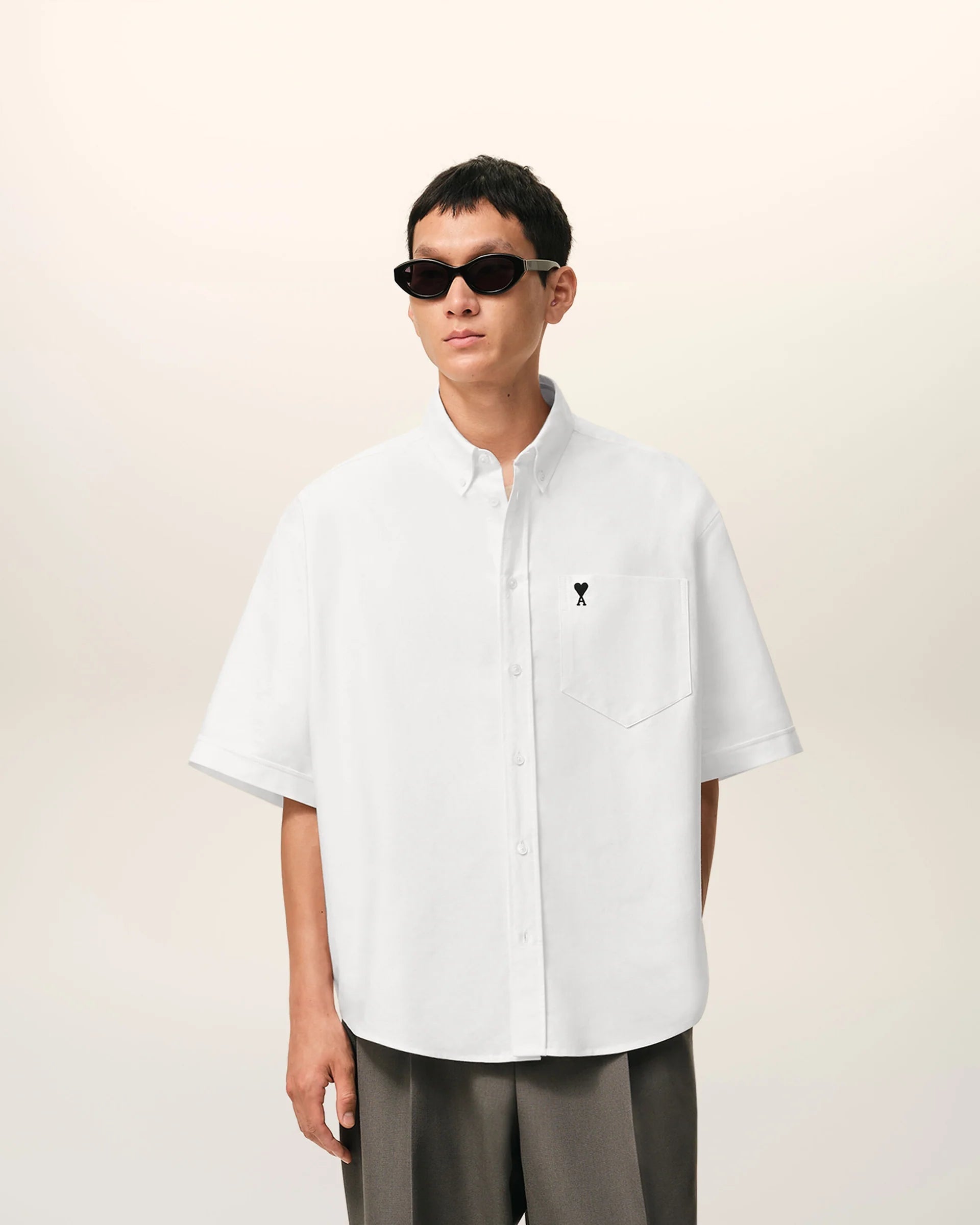 Ami Paris - Chemise Boxy à manches courte Ami de coeur Brodé - Blanc/noir - Chemises - HSH823.CO0031