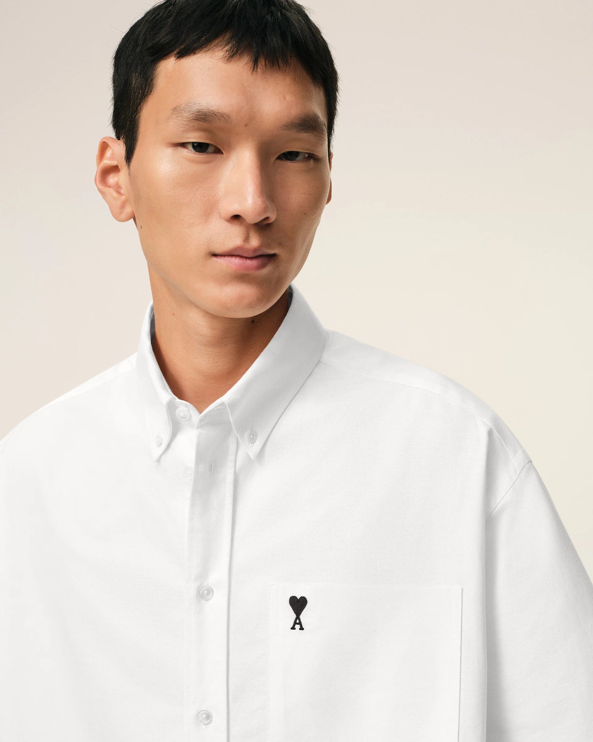 Ami Paris - Chemise Boxy à manches courte Ami de coeur Brodé - Blanc/noir - Chemises - HSH823.CO0031