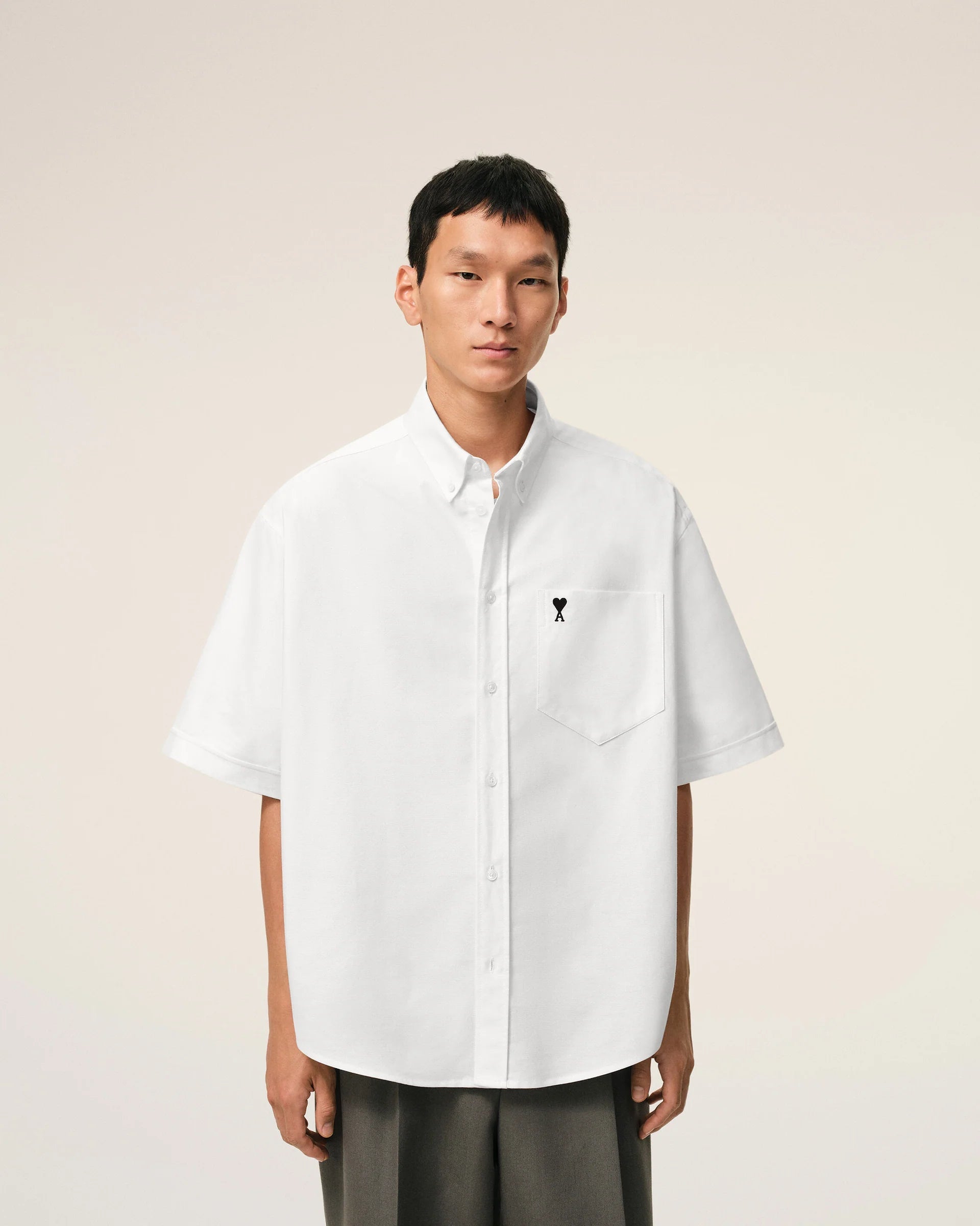 Ami Paris - Chemise Boxy à manches courte Ami de coeur Brodé - Blanc/noir - Chemises - HSH823.CO0031
