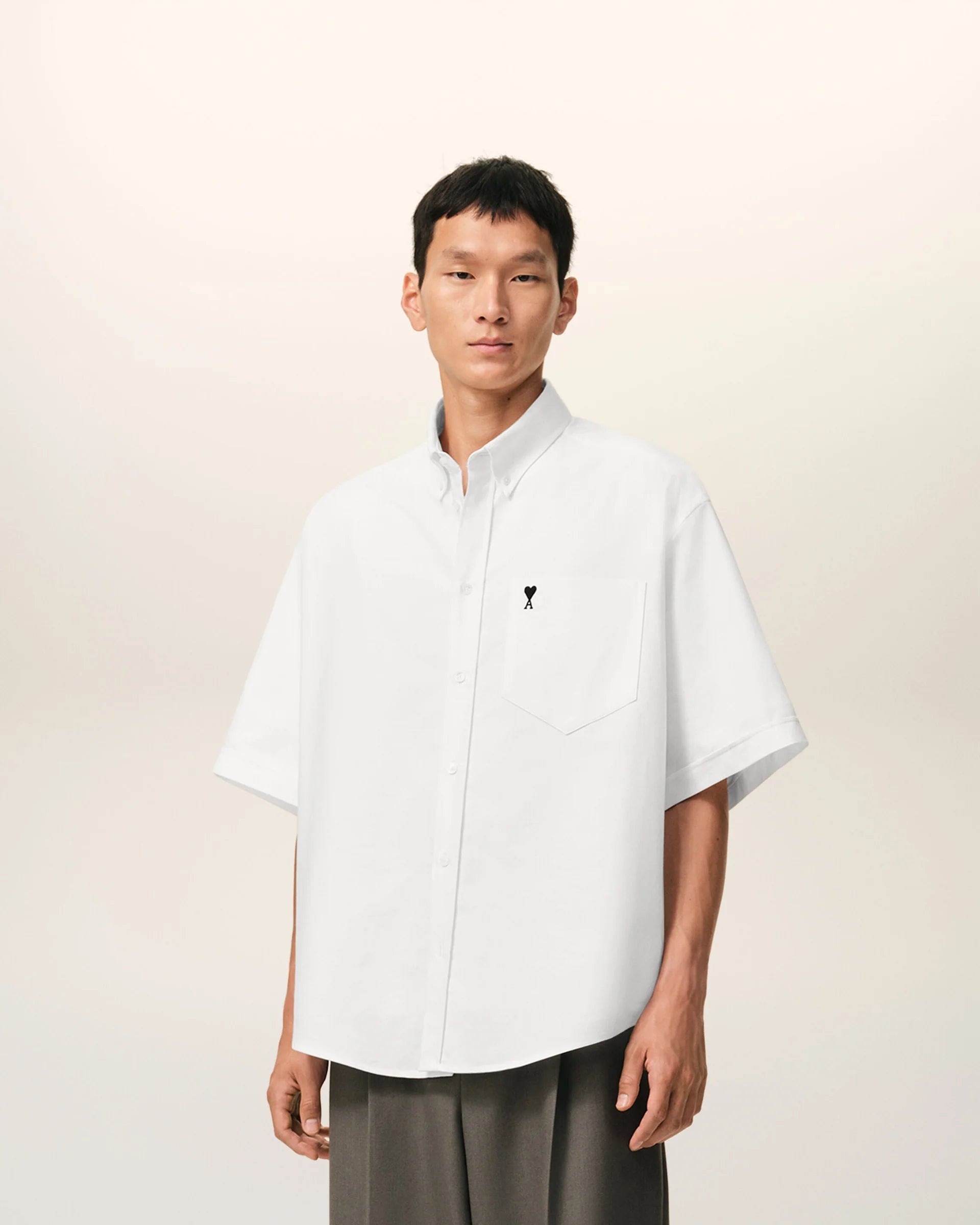 Ami Paris - Chemise Boxy à manches courte Ami de coeur Brodé - Blanc/noir - Chemises - HSH823.CO0031