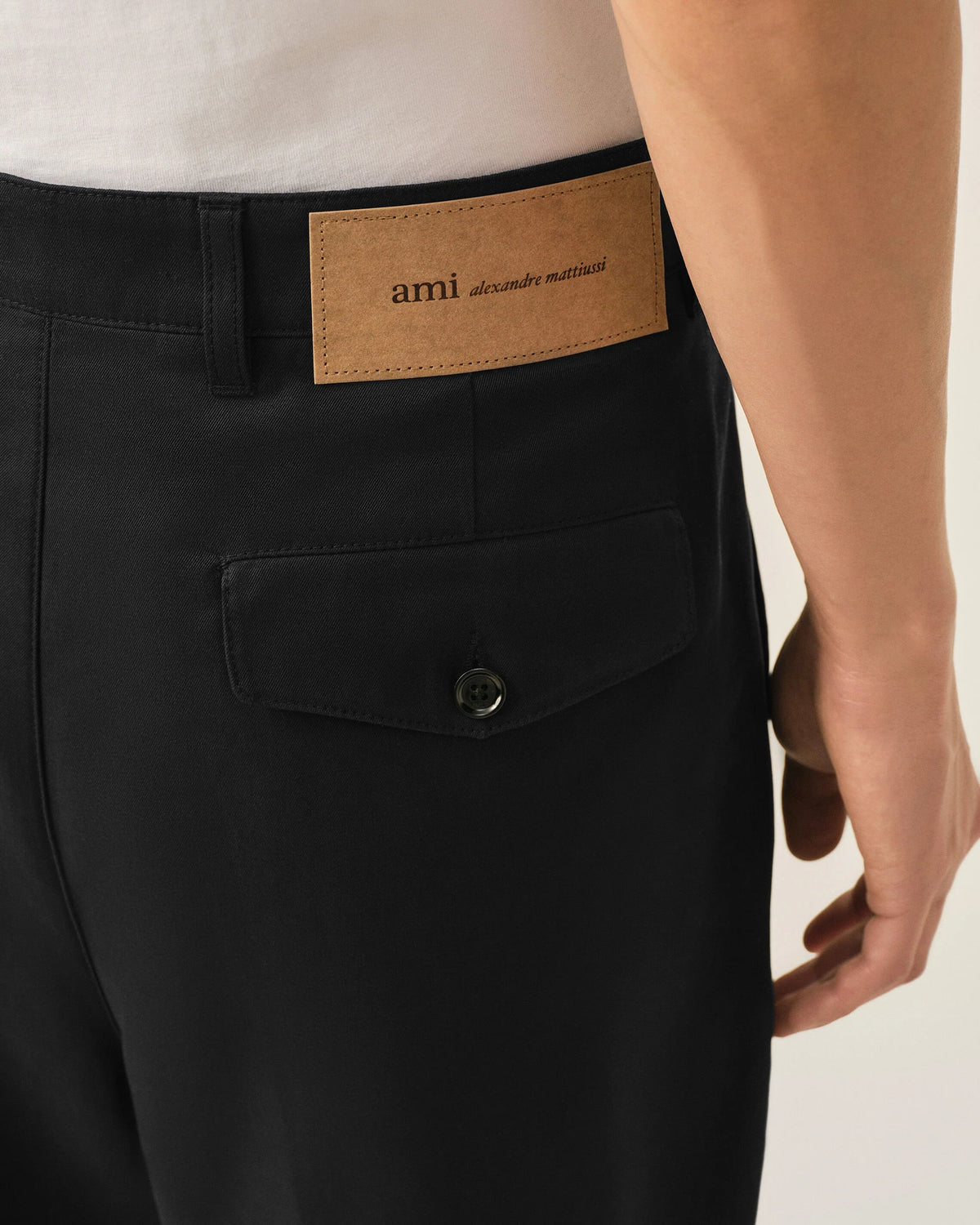 Ami Paris - Pantalon carotte ample en gabardine de coton - Noir-Pantalons et Shorts-HTR121.CO0132