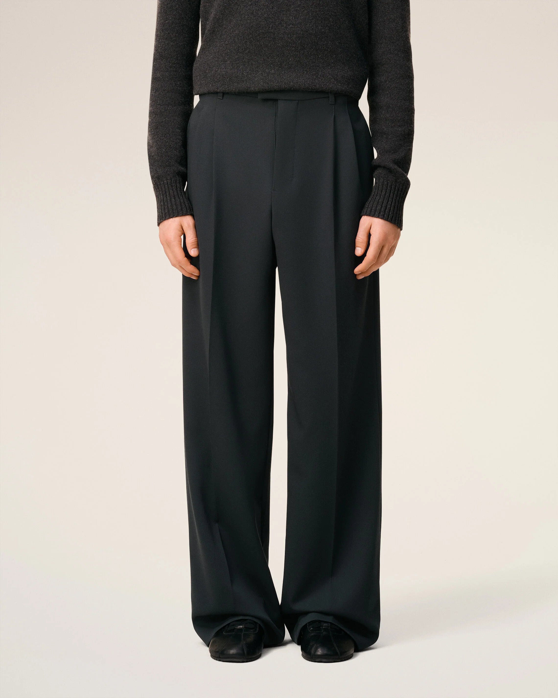 Ami Paris - Pantalon large en laine avec pattes de serrage - Anthracite - Pantalons et Shorts - HTR812.WV0066