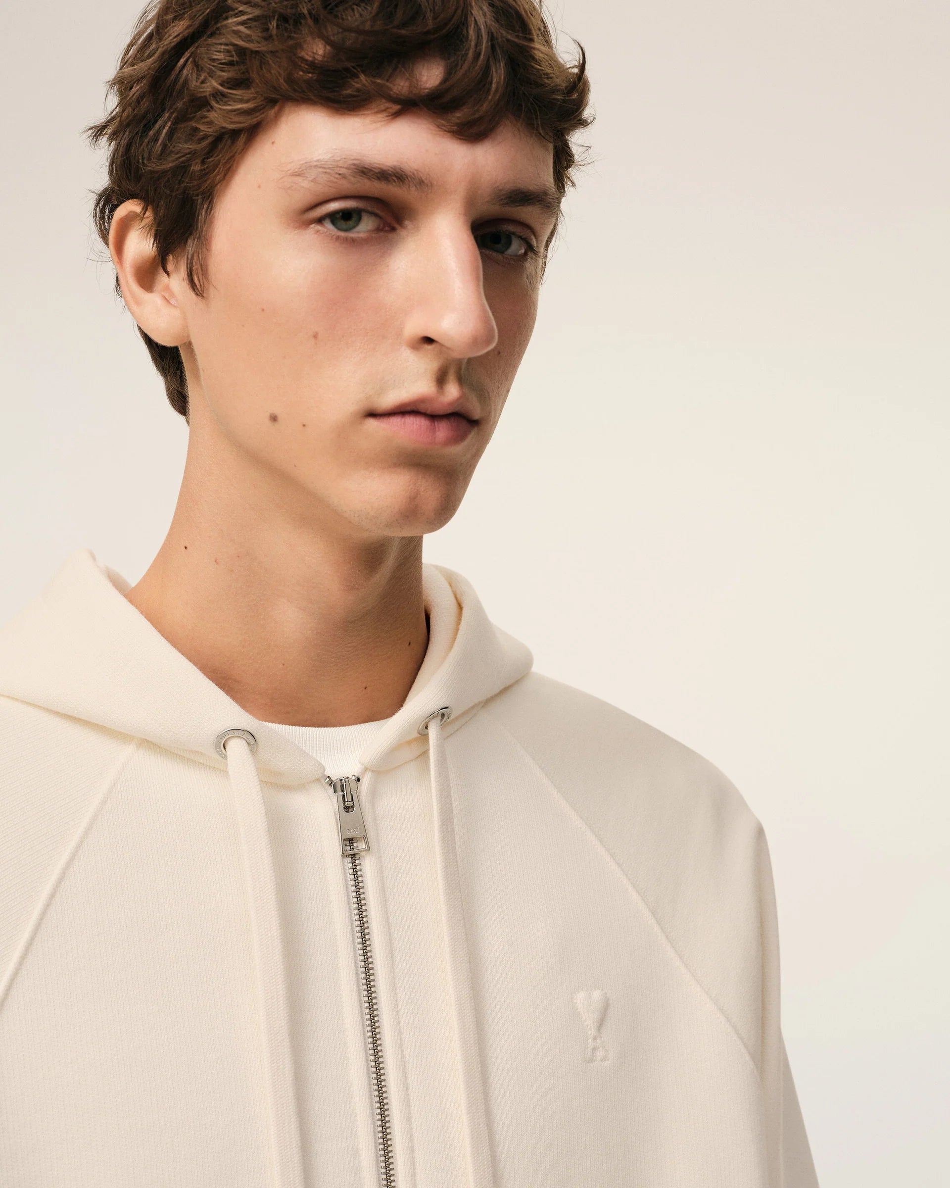 Ami Paris - Hoodie zippé avec logo Ami de Coeur embossé - Blanc crème - Pulls et Sweats - USW759.747