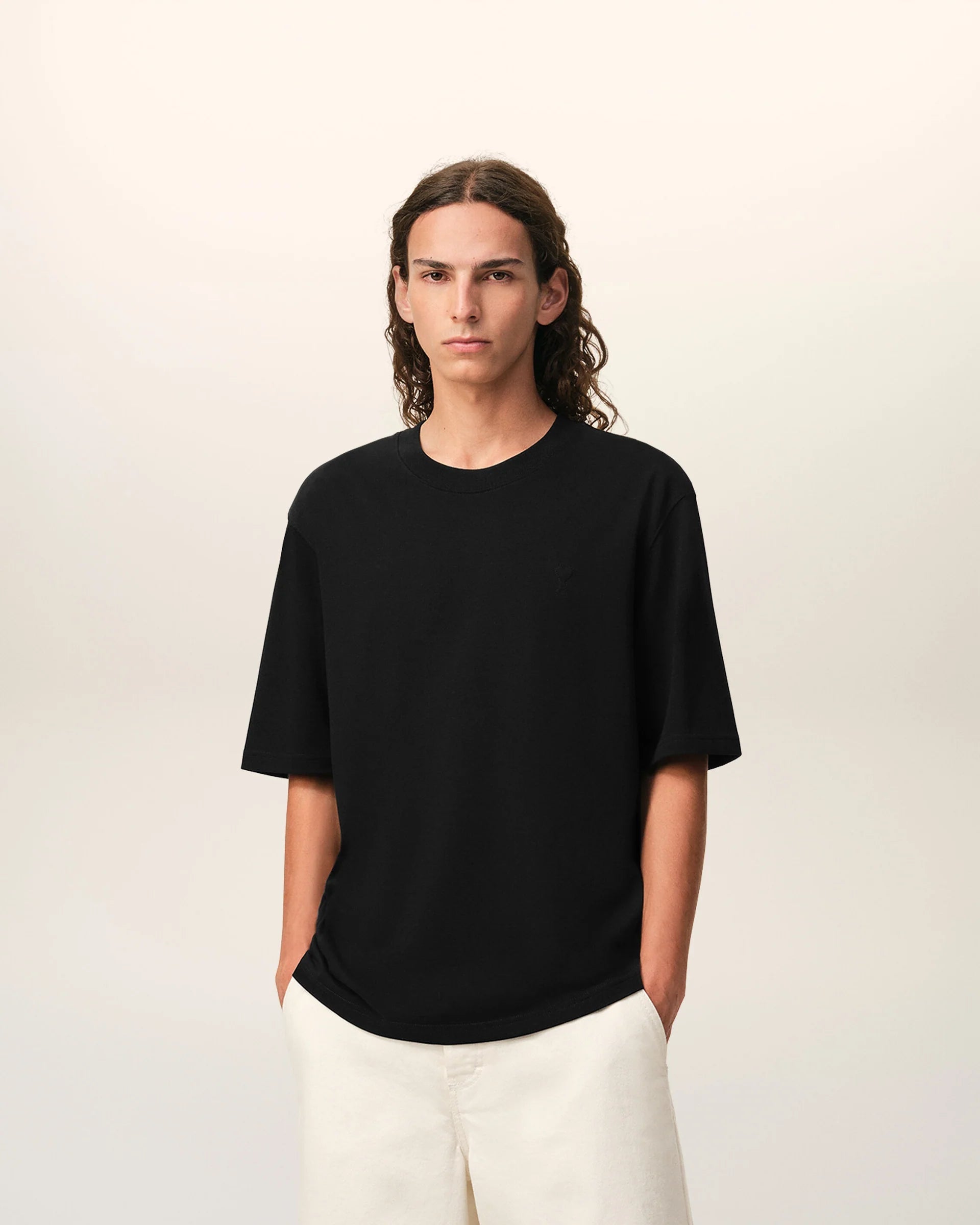 Ami Paris - T-shirt épais boxy avec Ami de coeur embossé - Noir-T-shirts-UTS341.726