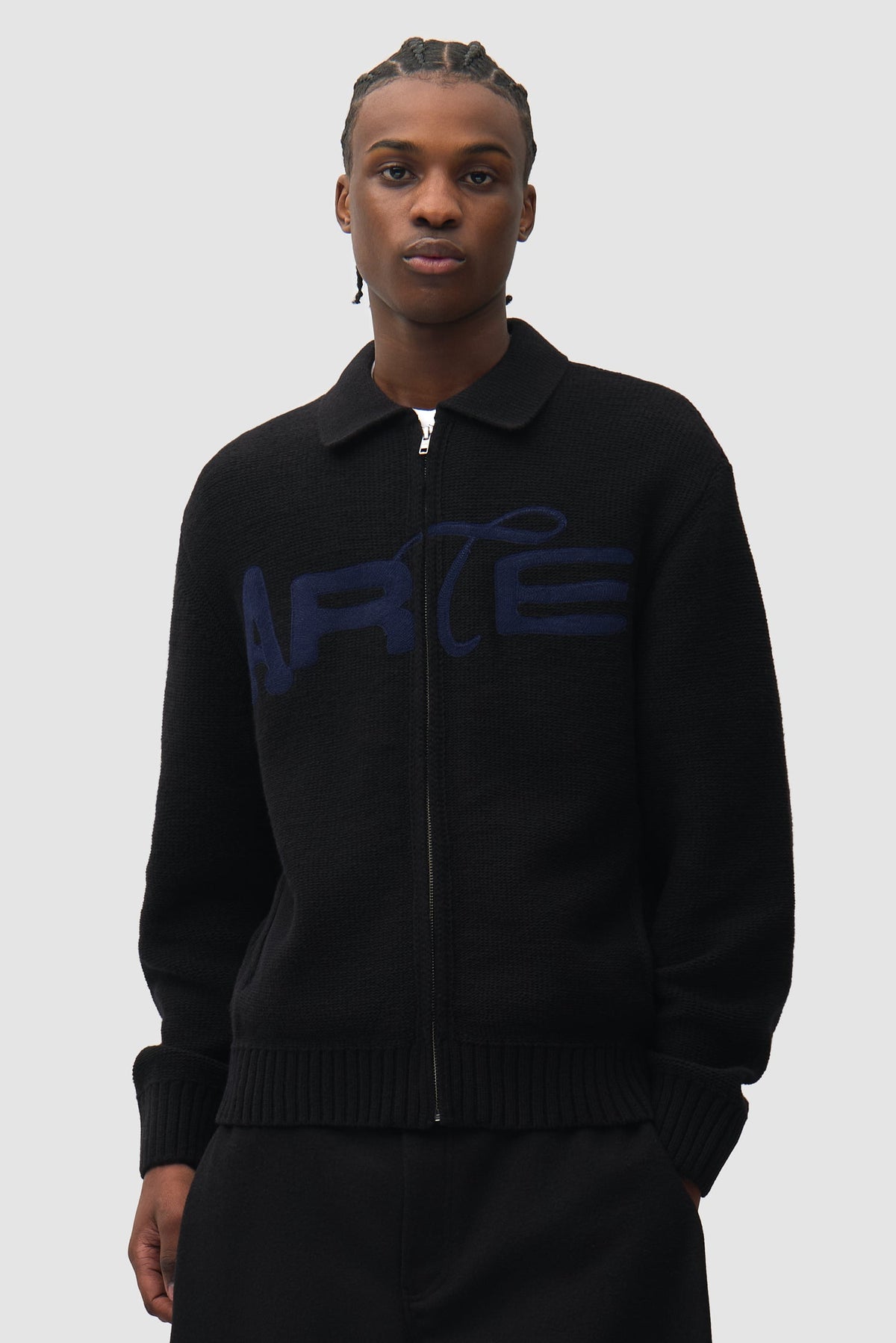 Arte Antwerp AW26 Stencil Zip Cardigan noir — lookbook
