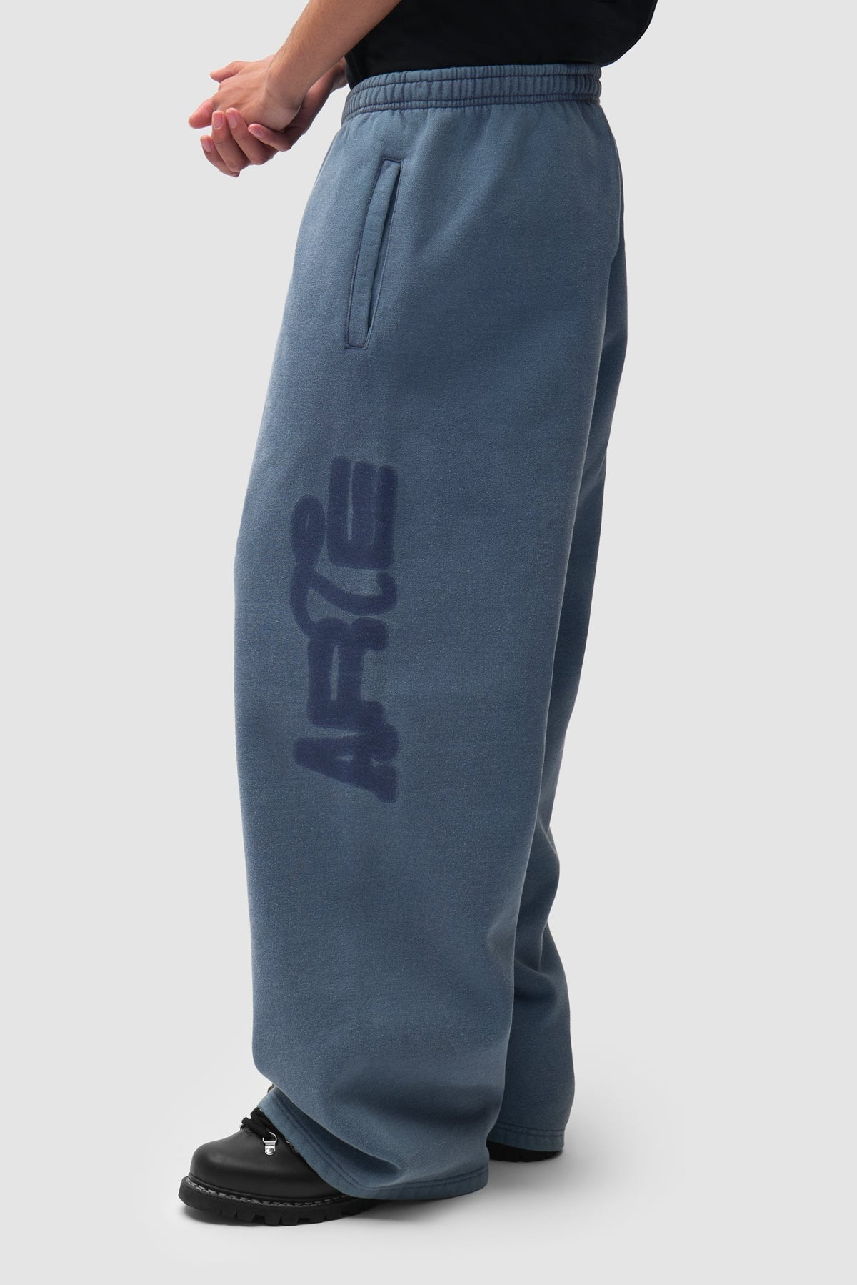 Arte Antwerp AW26 Sunfade Stencil Ease Sweatpants navy — lookbook