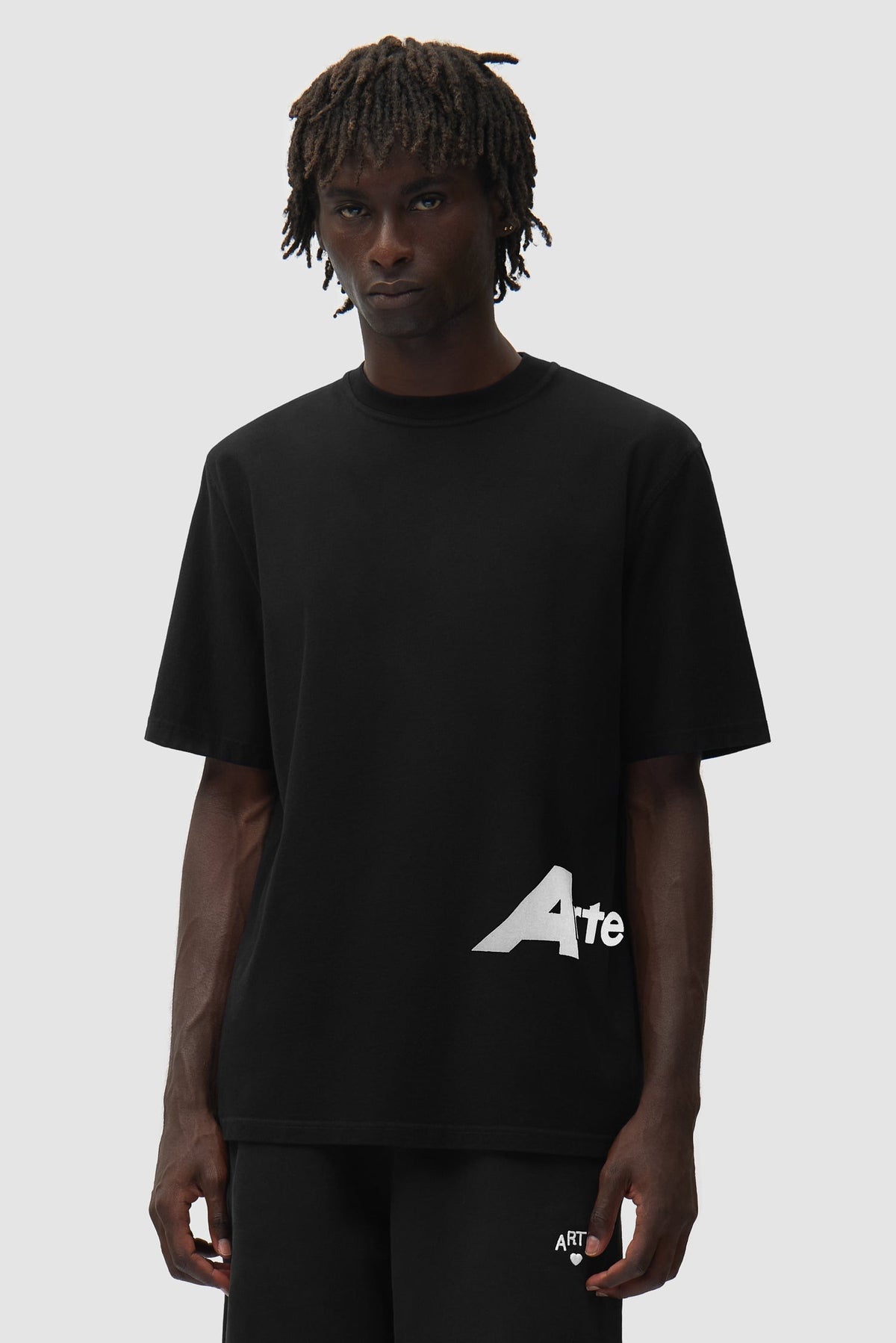 Arte Antwerp T-Shirt Big A Side schwarz – getragen von vorne, Oberkörper