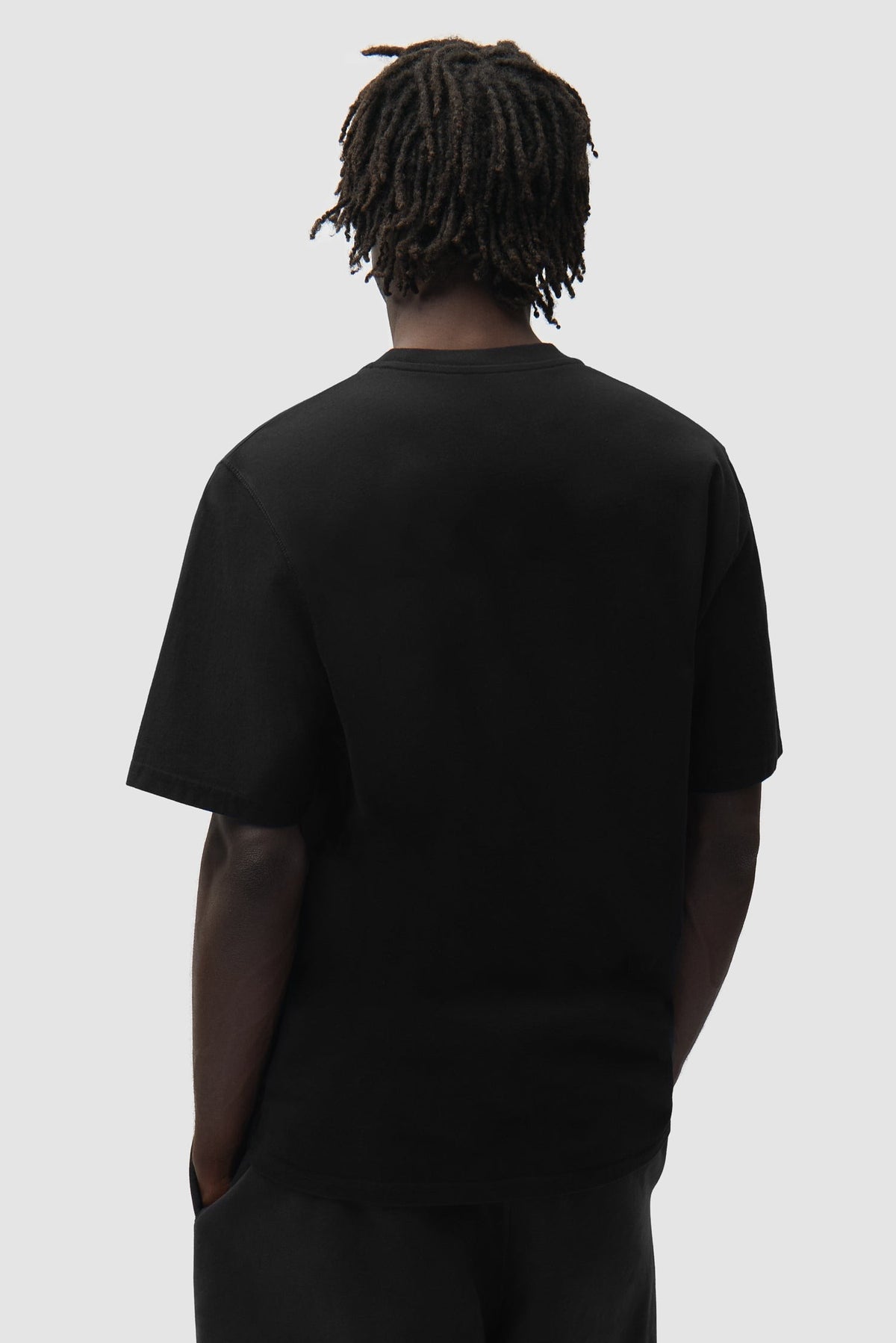 Arte Antwerp T-Shirt Big A Side schwarz – getragen von hinten, Oberkörper