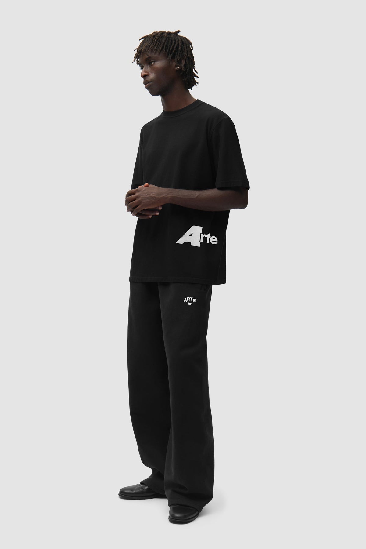 Arte Antwerp T-Shirt Big A Side schwarz – getragen von vorne, Ganzkörper