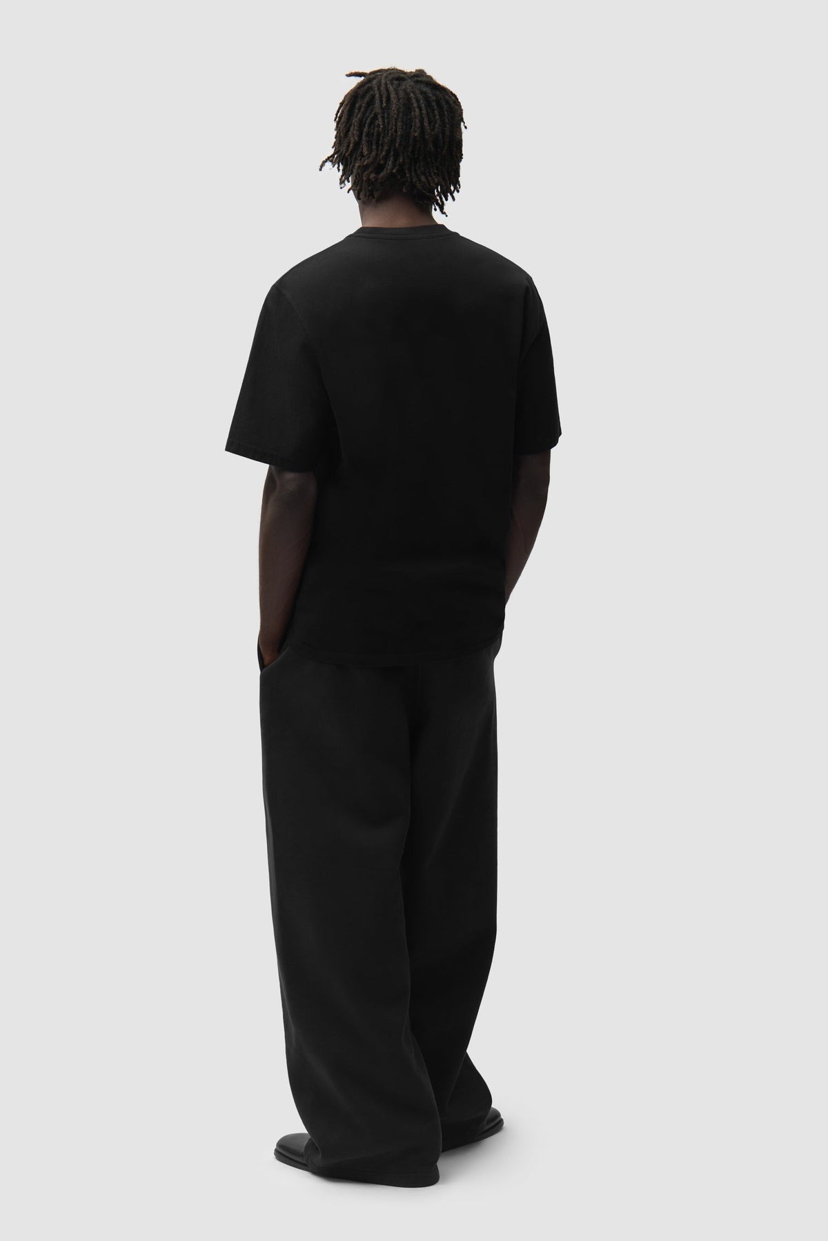 Arte Antwerp T-Shirt Big A Side schwarz – getragen von hinten, Ganzkörper