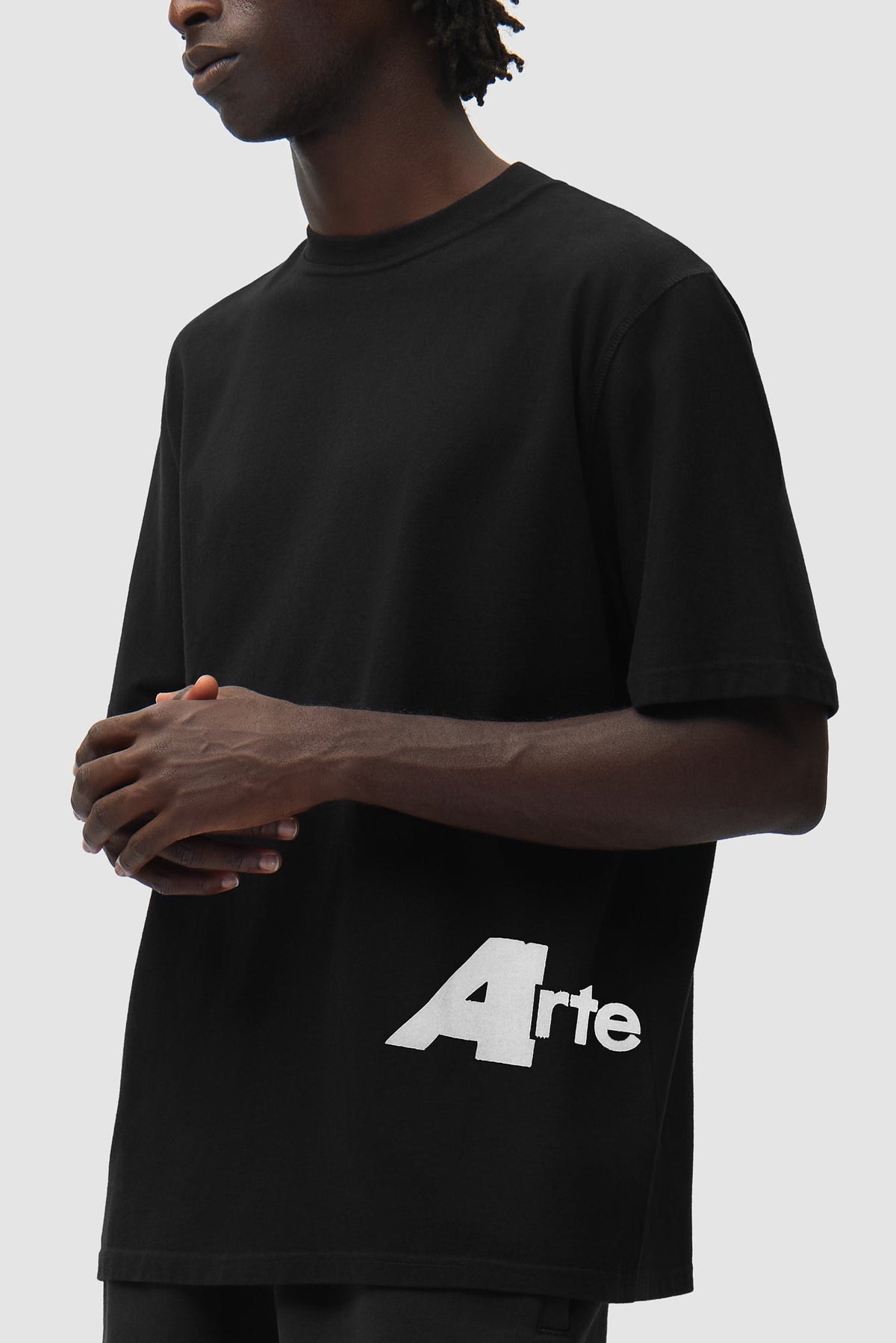 Arte Antwerp T-Shirt Big A Side schwarz – getragen in Dreiviertelansicht, Nahaufnahme