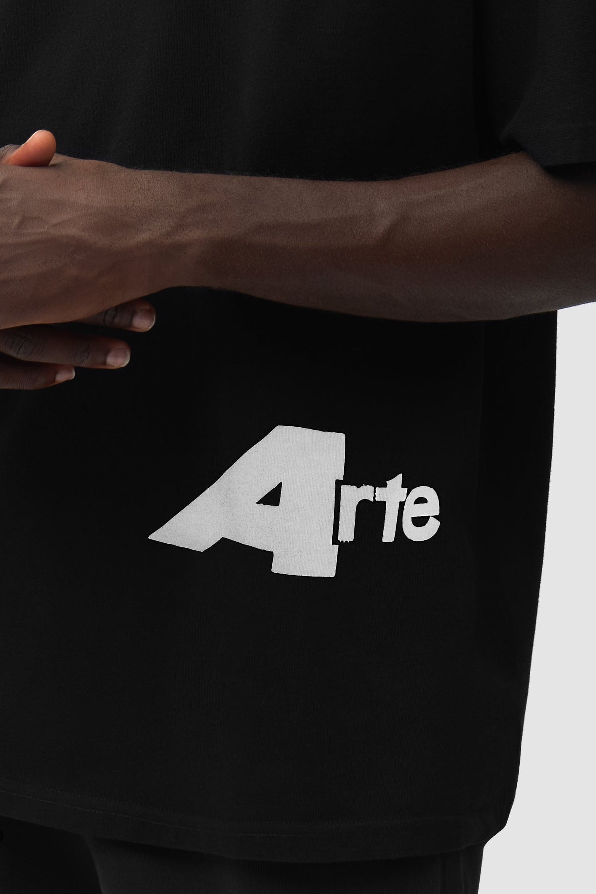 Arte Antwerp T-Shirt Big A Side schwarz – Detail des aufgedruckten Logos
