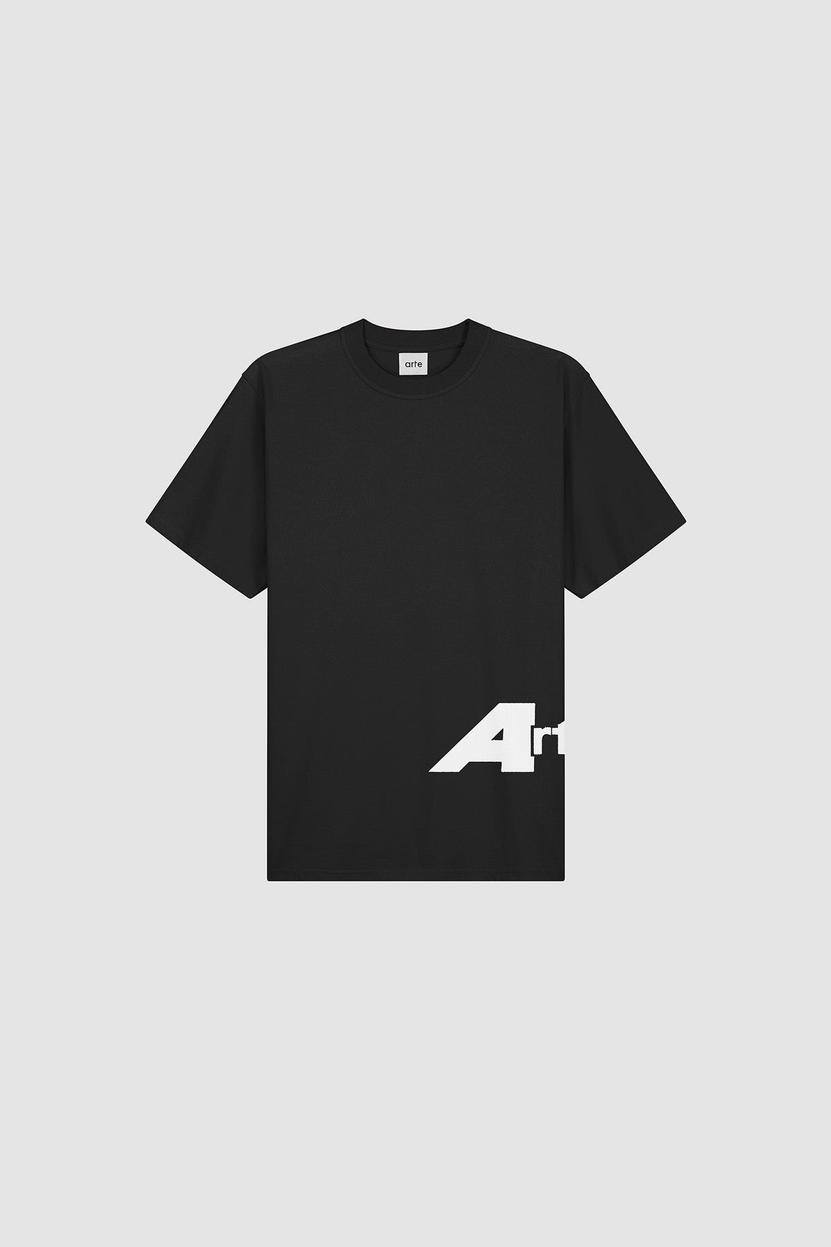 Arte Antwerp T-Shirt Big A Side schwarz – Packshot Vorderseite auf grauem Hintergrund