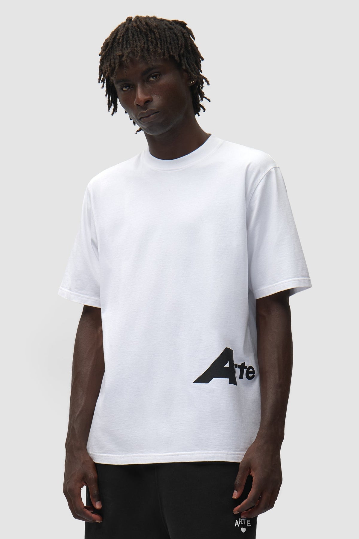 Arte Antwerp T-Shirt Big A Side weiß – getragen von vorne, Oberkörper