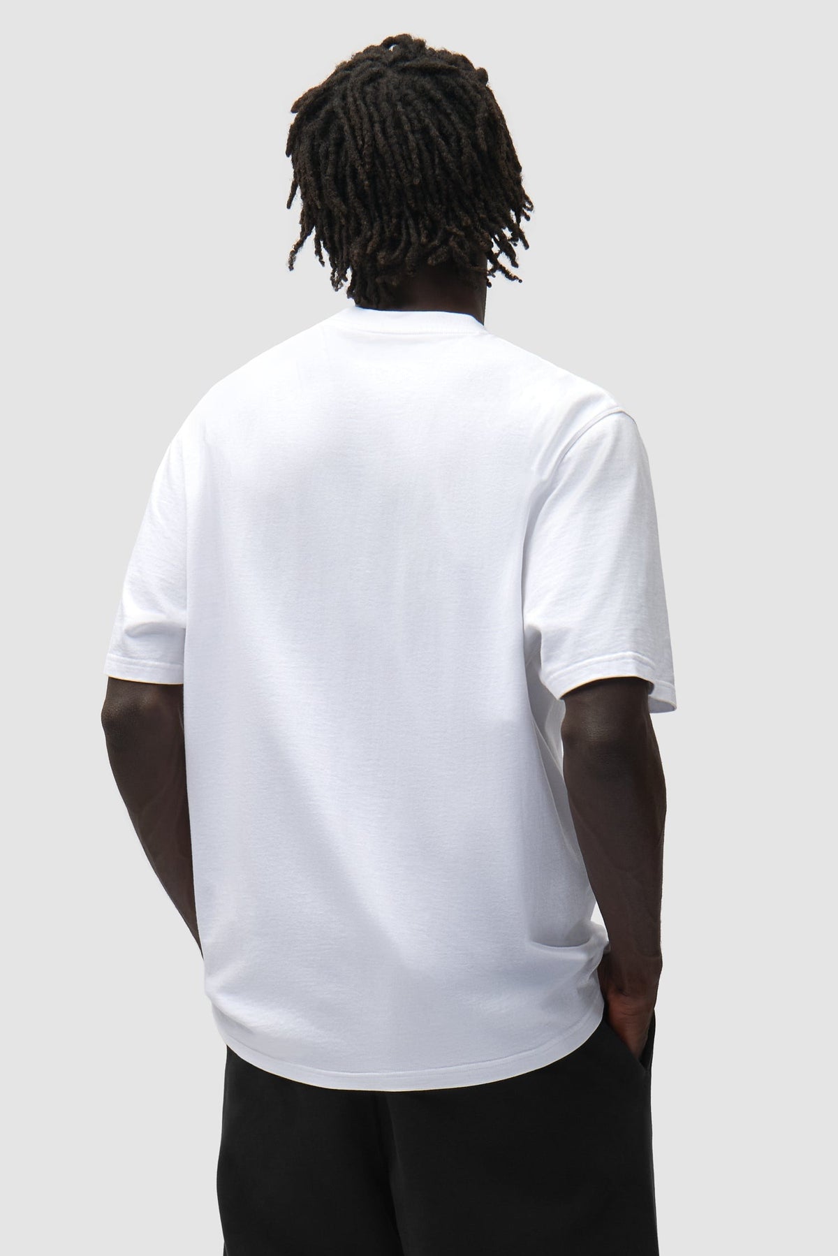 Arte Antwerp T-Shirt Big A Side weiß – getragen von hinten, Oberkörper