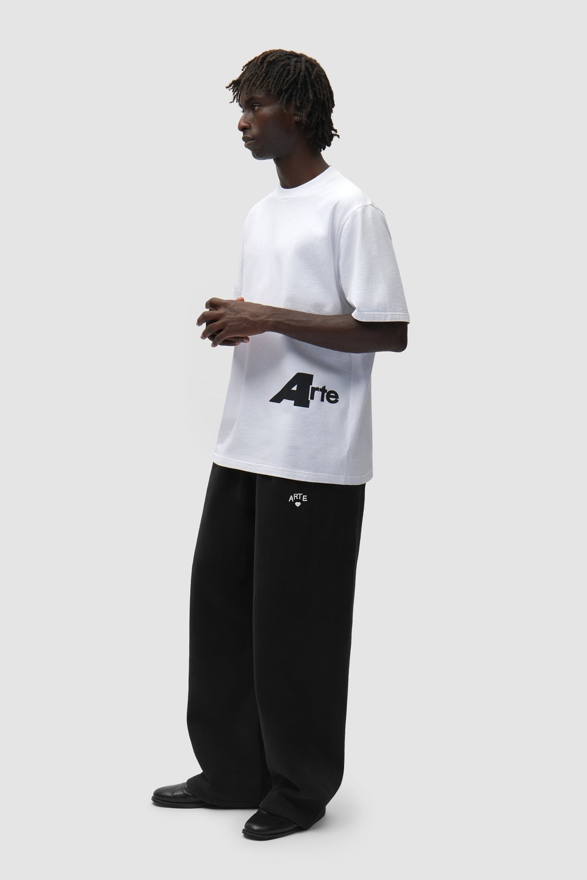 Arte Antwerp T-Shirt Big A Side weiß – getragen von vorne, Ganzkörper