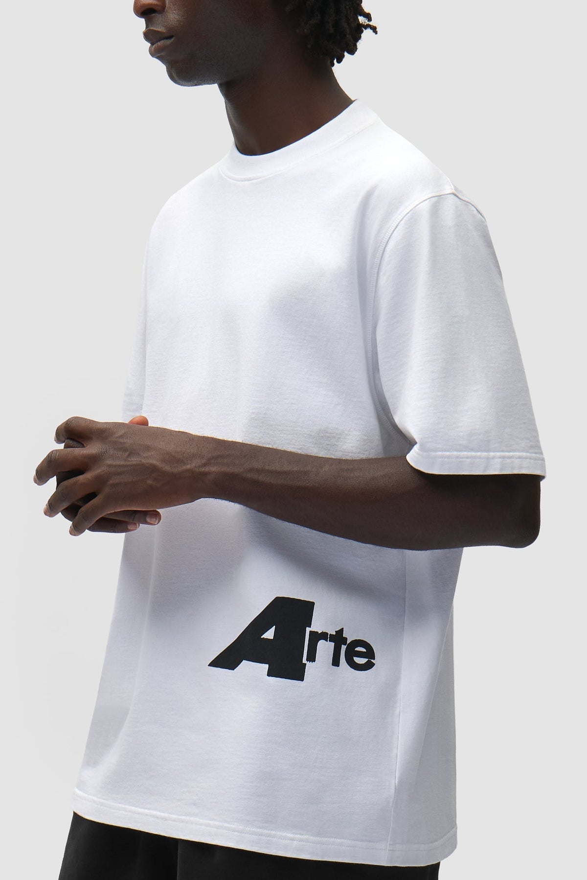 Arte Antwerp T-Shirt Big A Side weiß – getragen in Dreiviertelansicht, Nahaufnahme