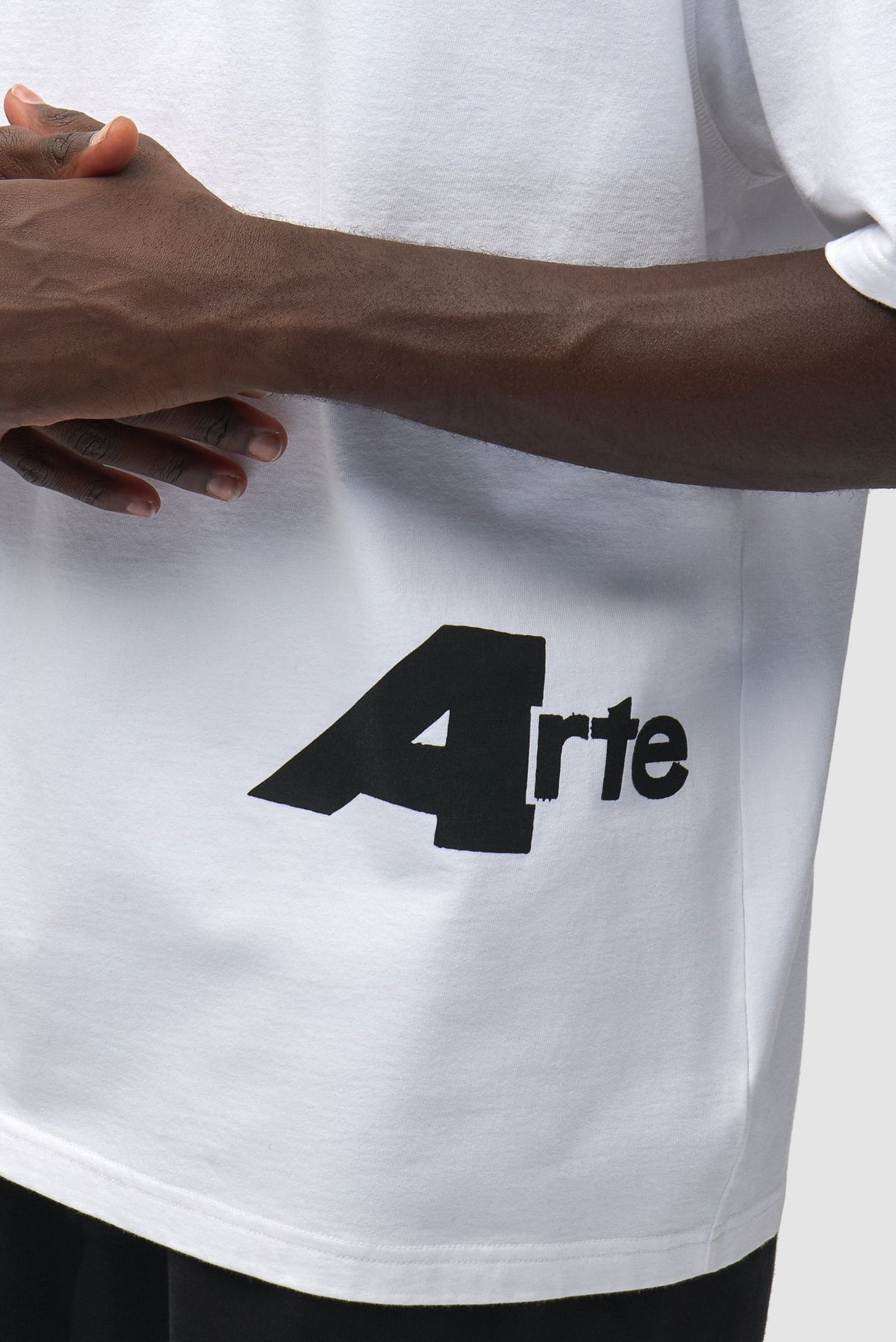 Arte Antwerp T-Shirt Big A Side weiß – Detail des aufgedruckten Logos