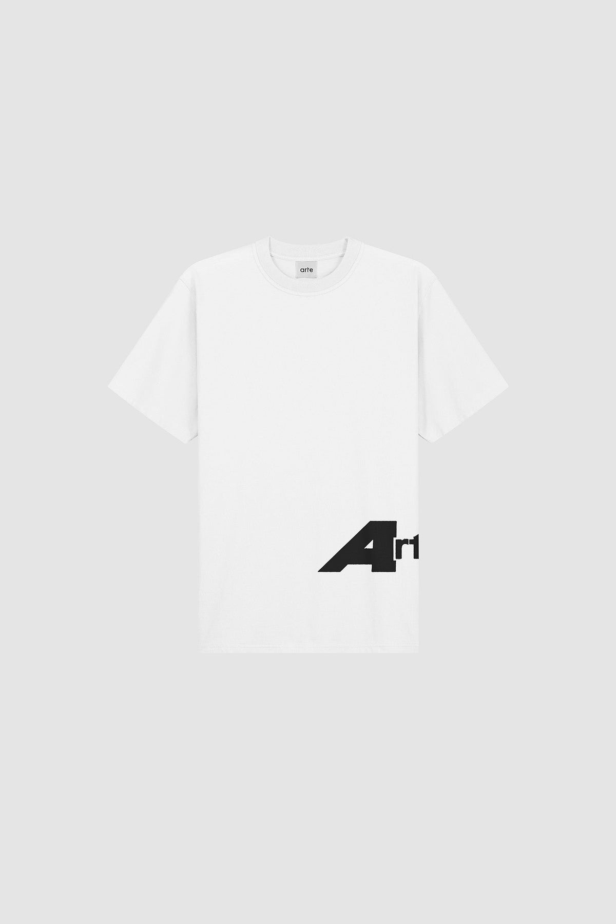Arte Antwerp T-Shirt Big A Side weiß – Packshot Vorderseite auf grauem Hintergrund