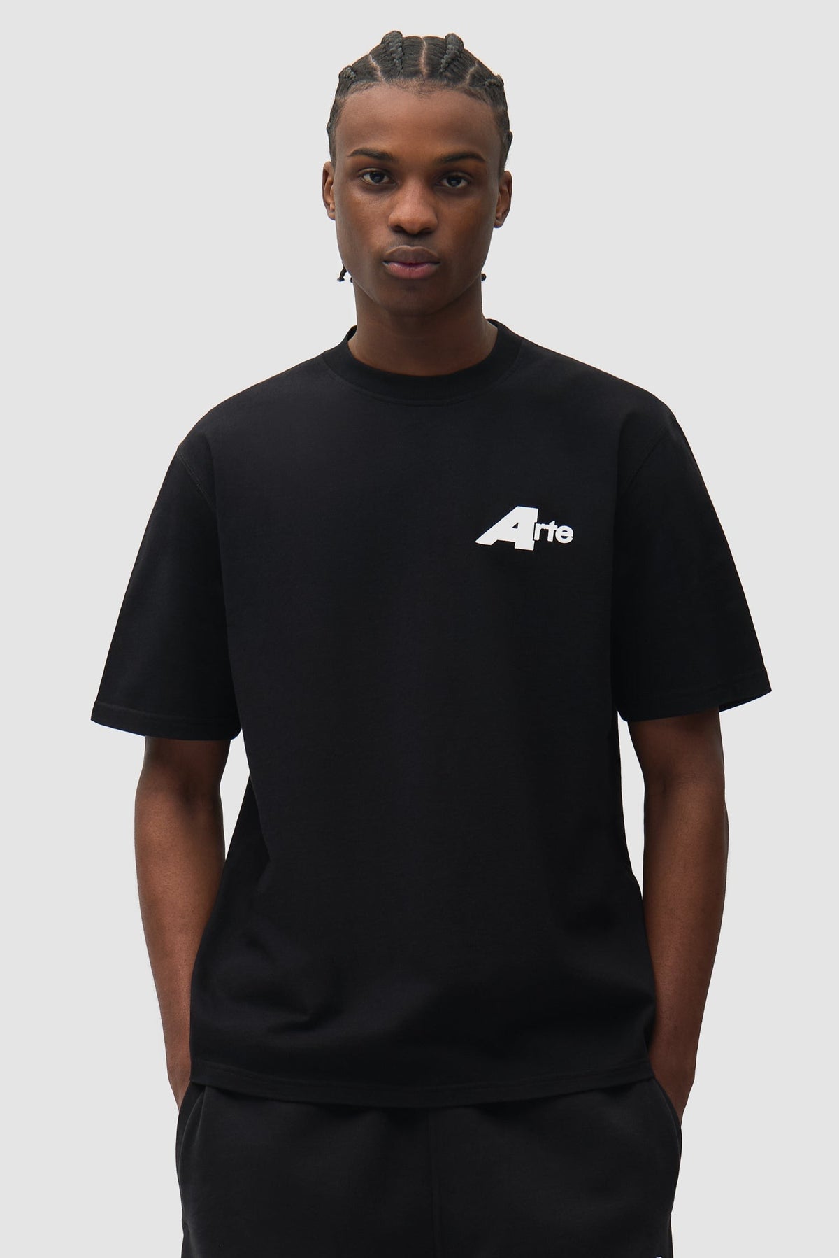 Arte Antwerp T-shirt Big A noir – porté de face, plan buste