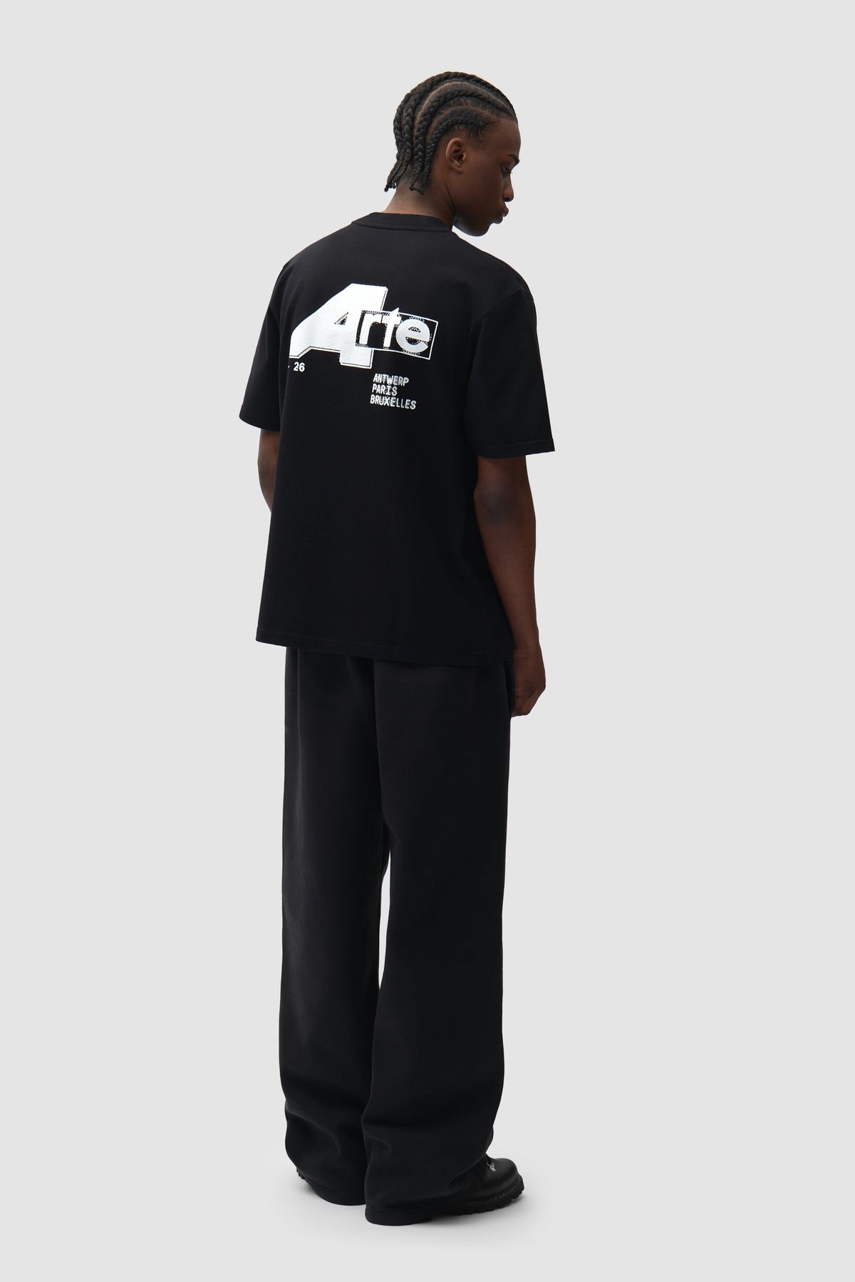 Arte Antwerp T-shirt Big A noir – porté de dos, en pied