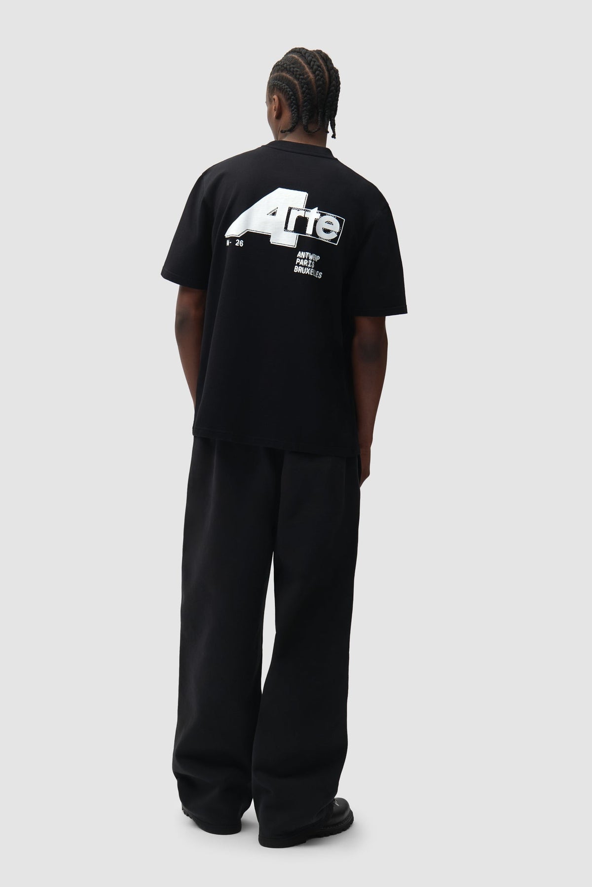 Arte Antwerp T-shirt Big A noir – porté de trois-quarts dos, en pied