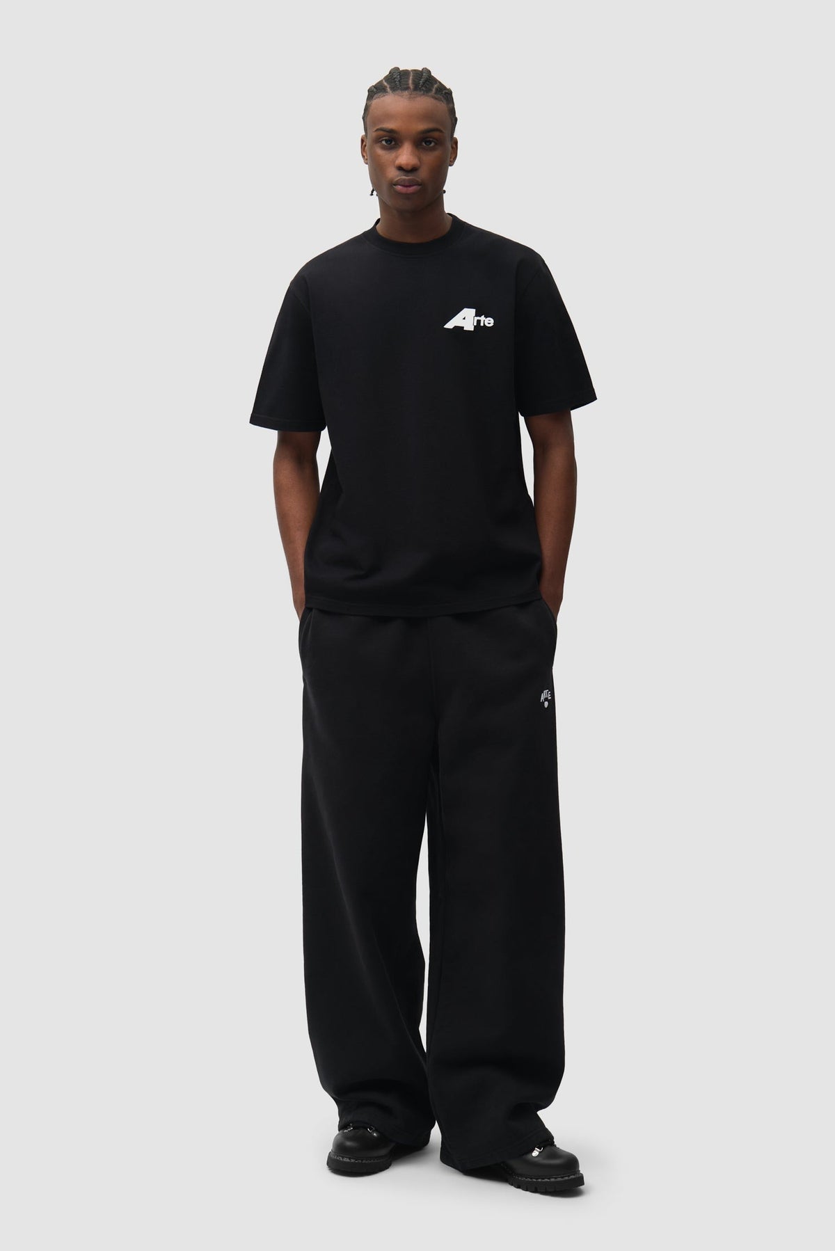 Arte Antwerp T-shirt Big A noir – porté de face, en pied
