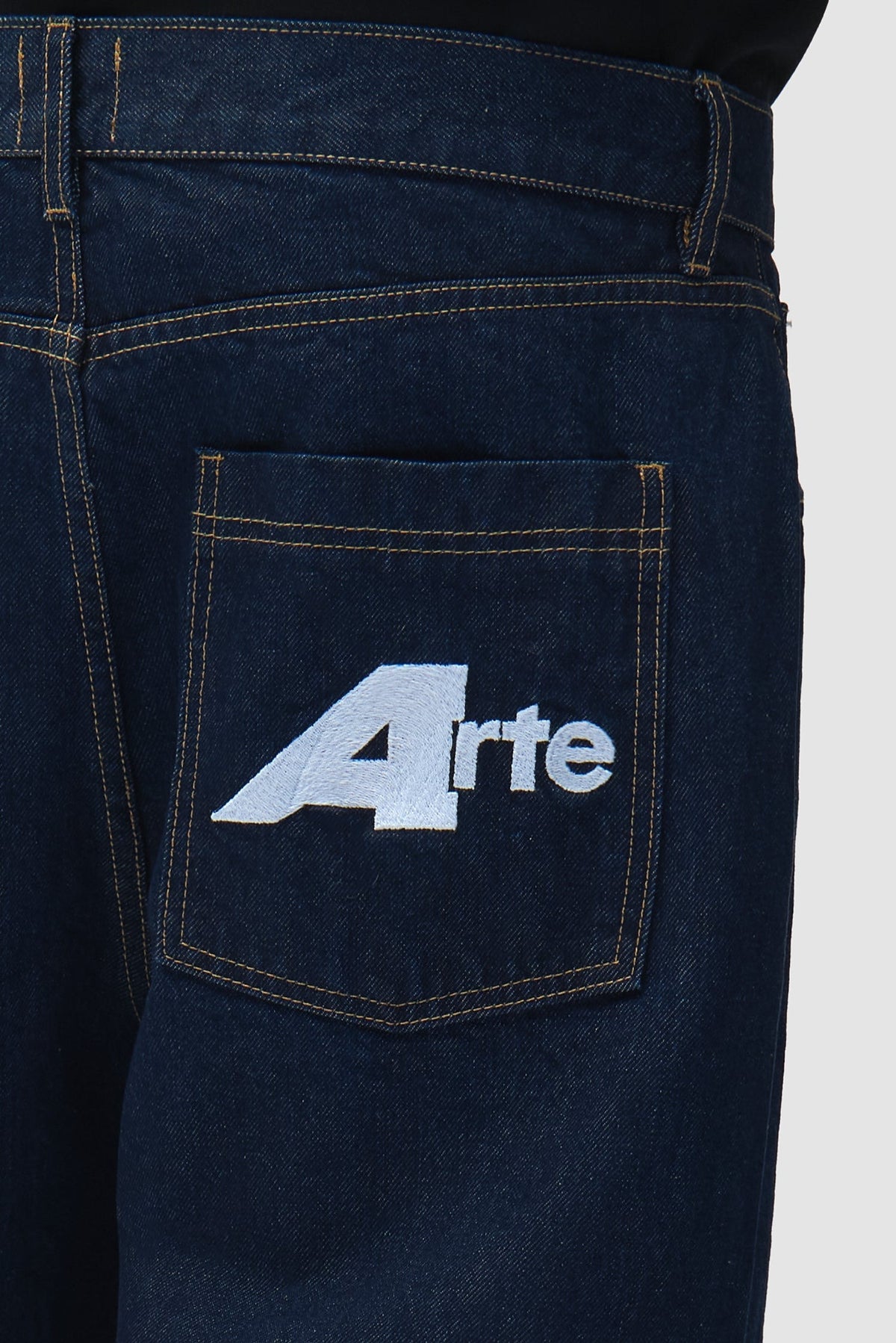 Arte Antwerp Jean Big A Uniform denim brut – gros plan du logo imprimé