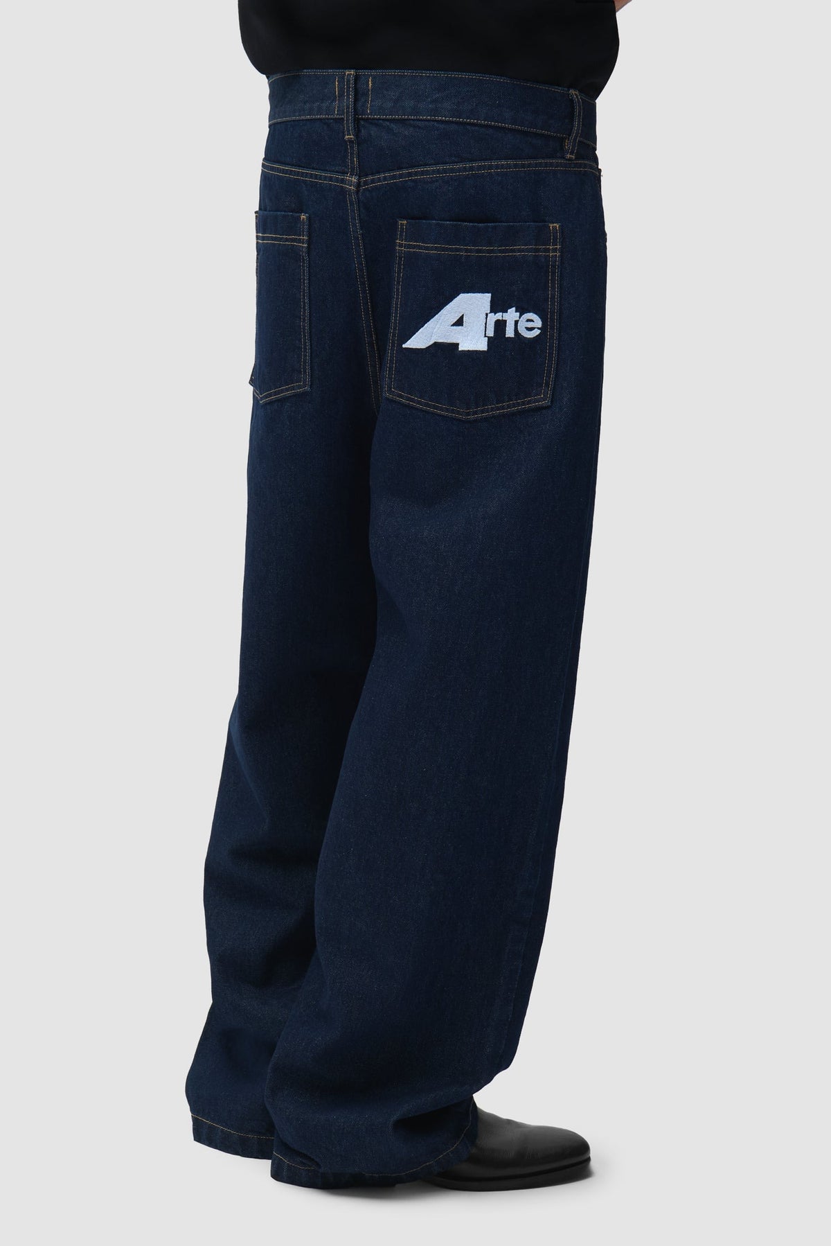 Arte Antwerp Jean Big A Uniform denim brut – porté de dos, bas du corps