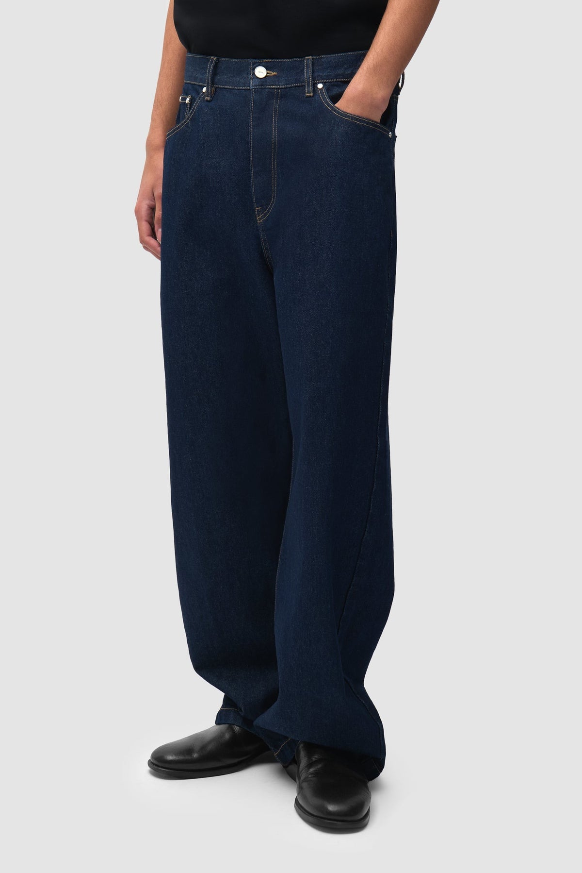 Arte Antwerp Jean Big A Uniform denim brut – porté de trois-quarts, bas du corps