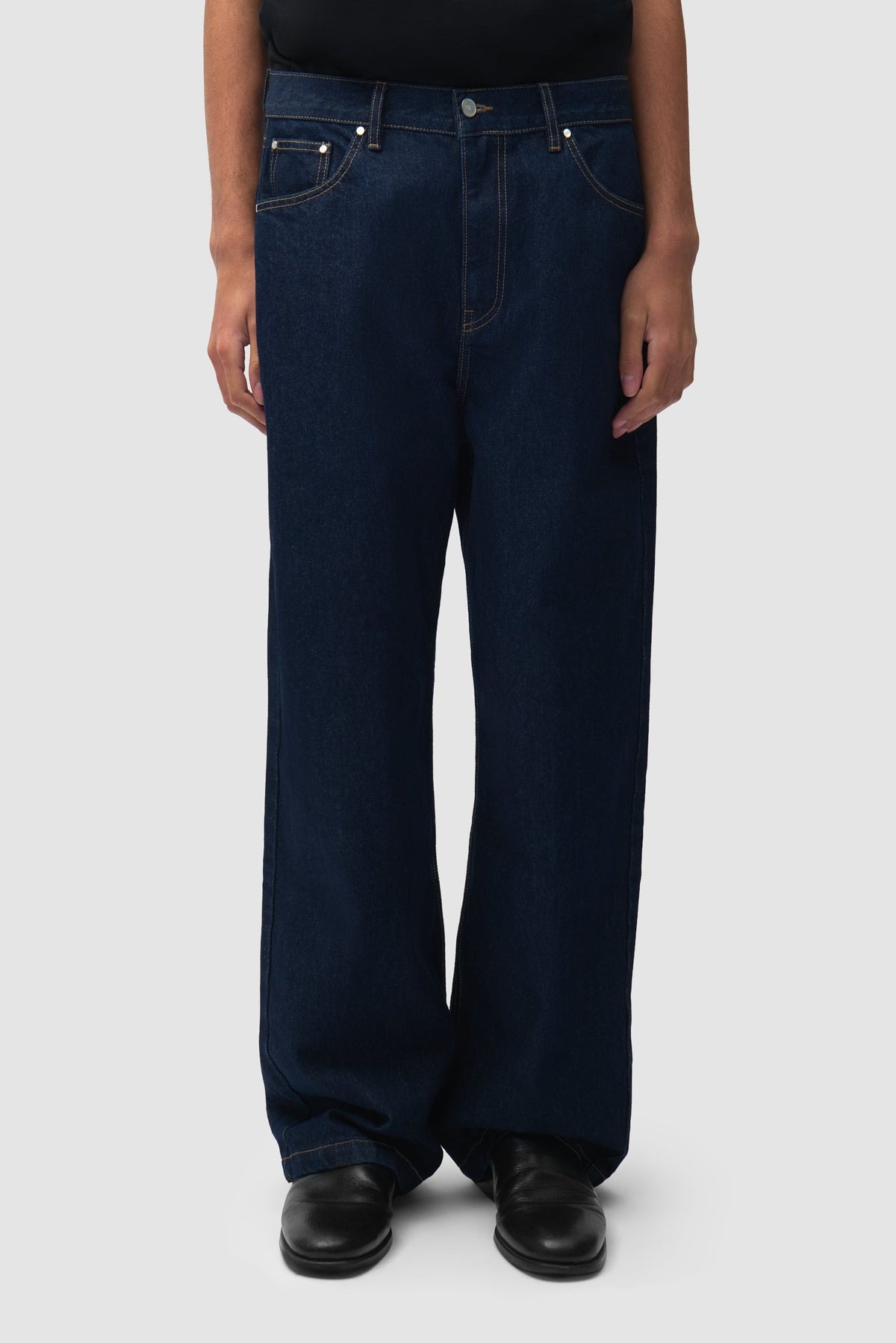 Arte Antwerp Jean Big A Uniform denim brut – porté de face, bas du corps