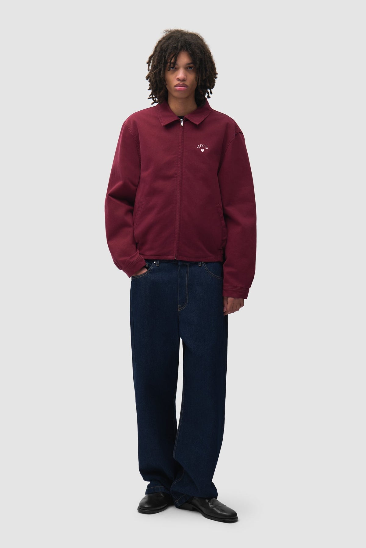 Arte Antwerp Jean Big A Uniform denim brut – porté de face, en pied