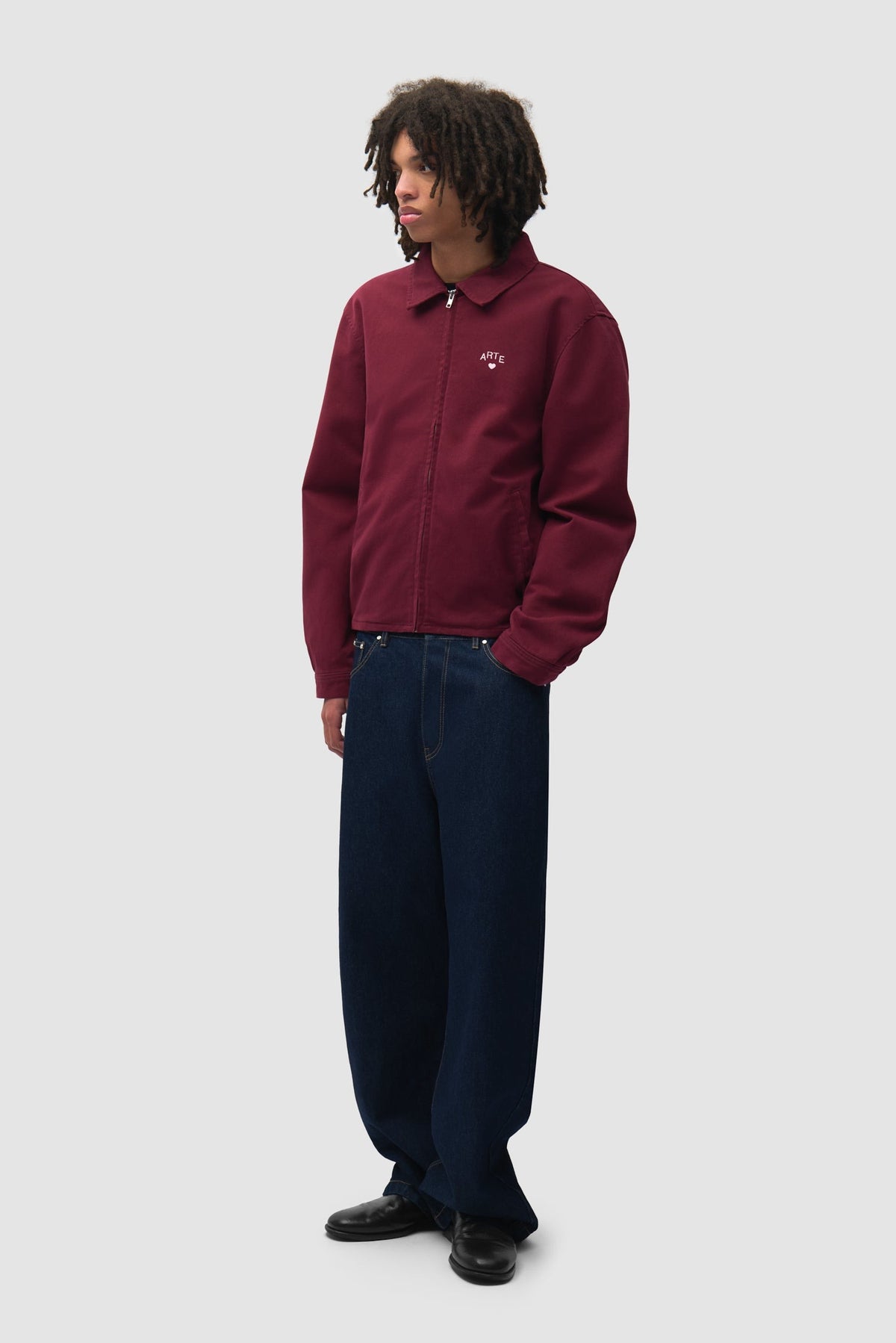 Arte Antwerp Jean Big A Uniform denim brut – porté de trois-quarts, en pied