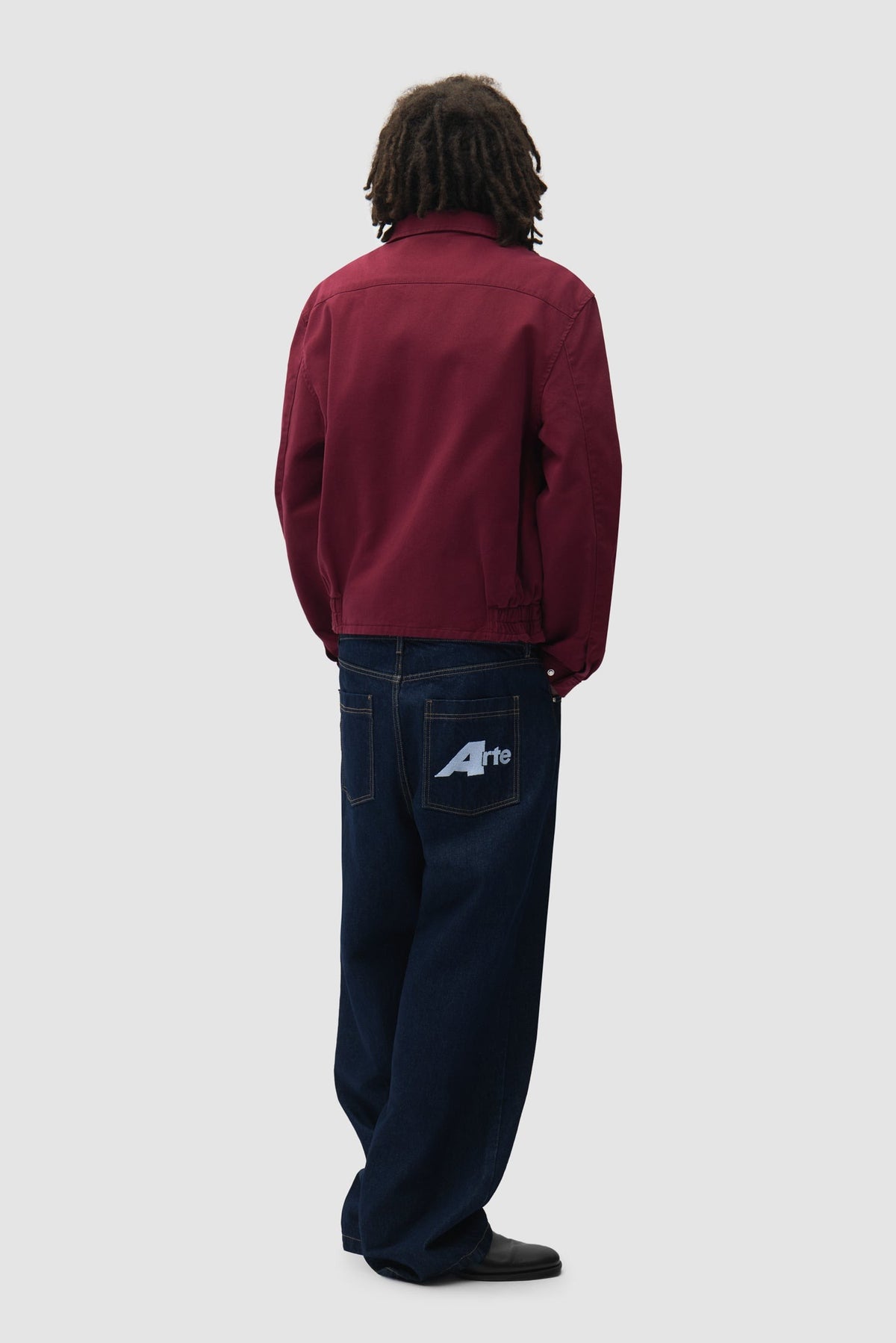Arte Antwerp Jean Big A Uniform denim brut – porté de dos, en pied
