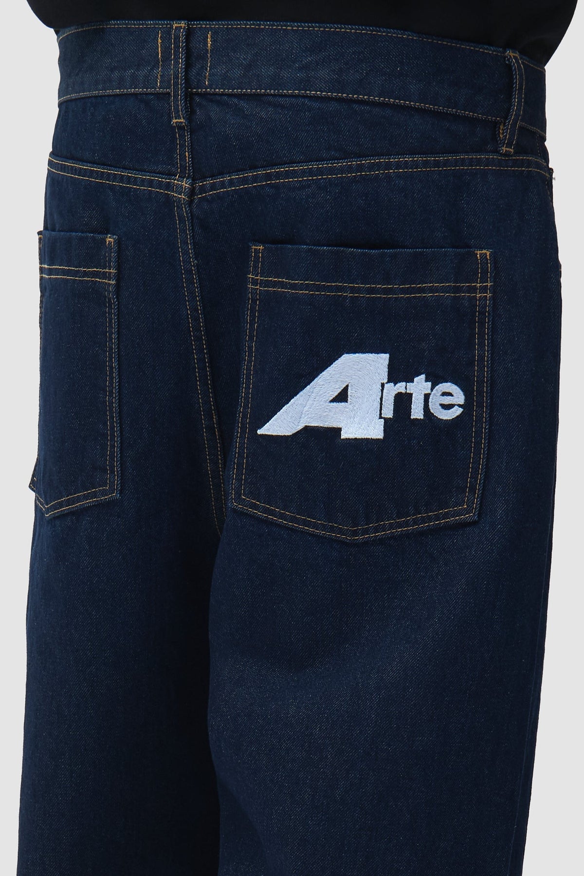 Arte Antwerp Jean Big A Uniform denim brut – détail du logo imprimé sur la poche arrière