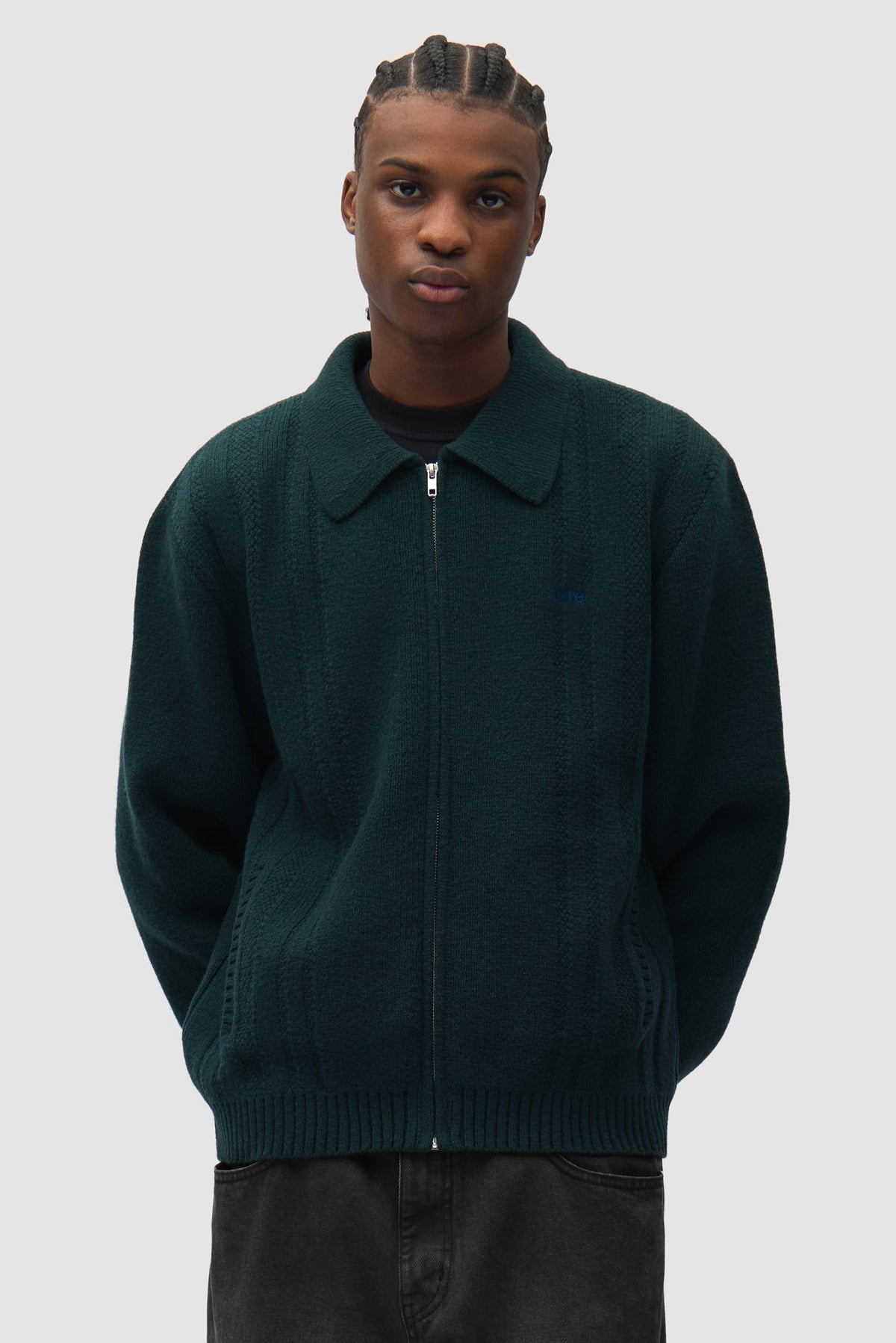 Arte Antwerp Cardigan mit Reißverschluss Cable Knit grün – getragen von vorne, Oberkörper