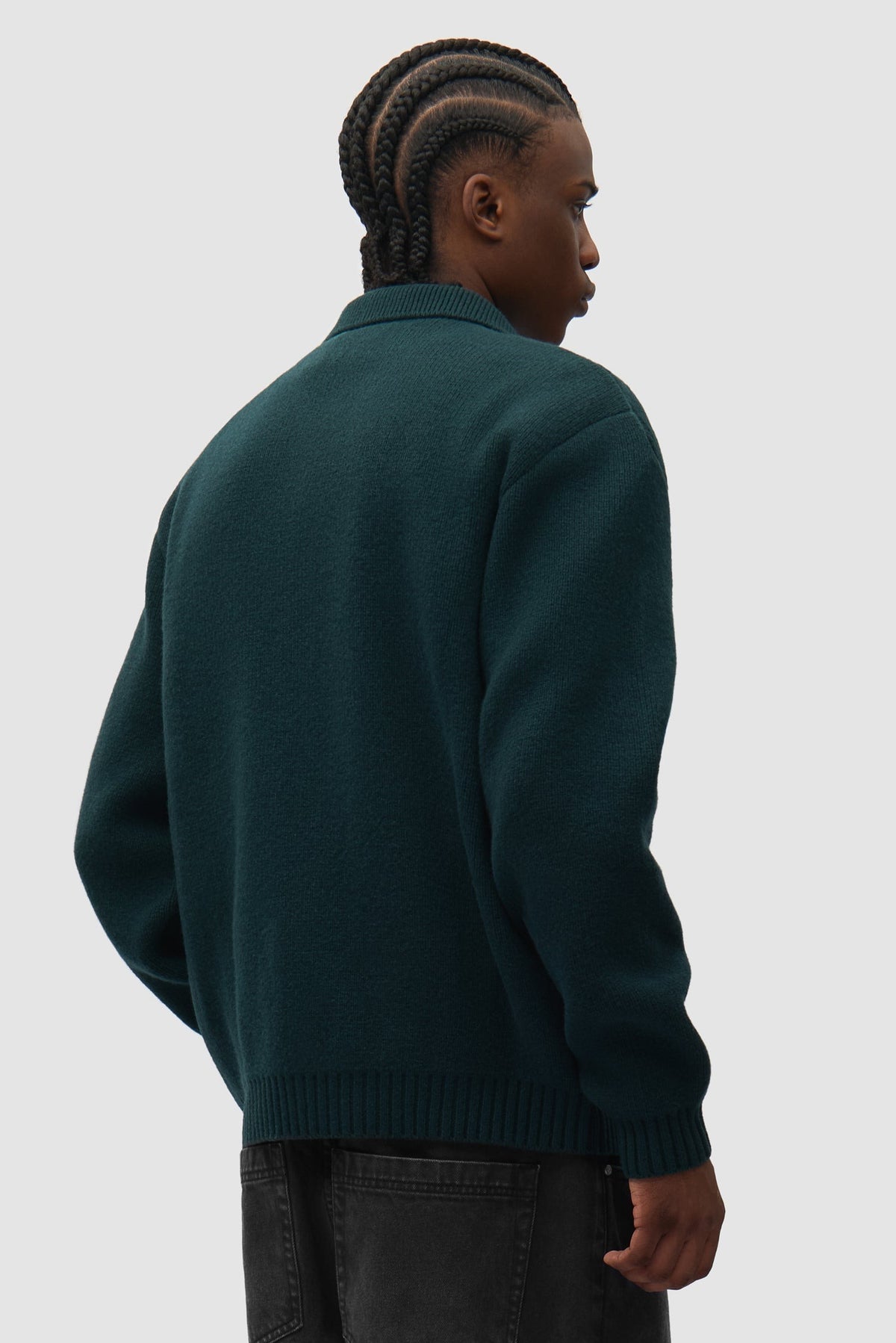 Arte Antwerp Cardigan mit Reißverschluss Cable Knit grün – getragen von hinten, Oberkörper