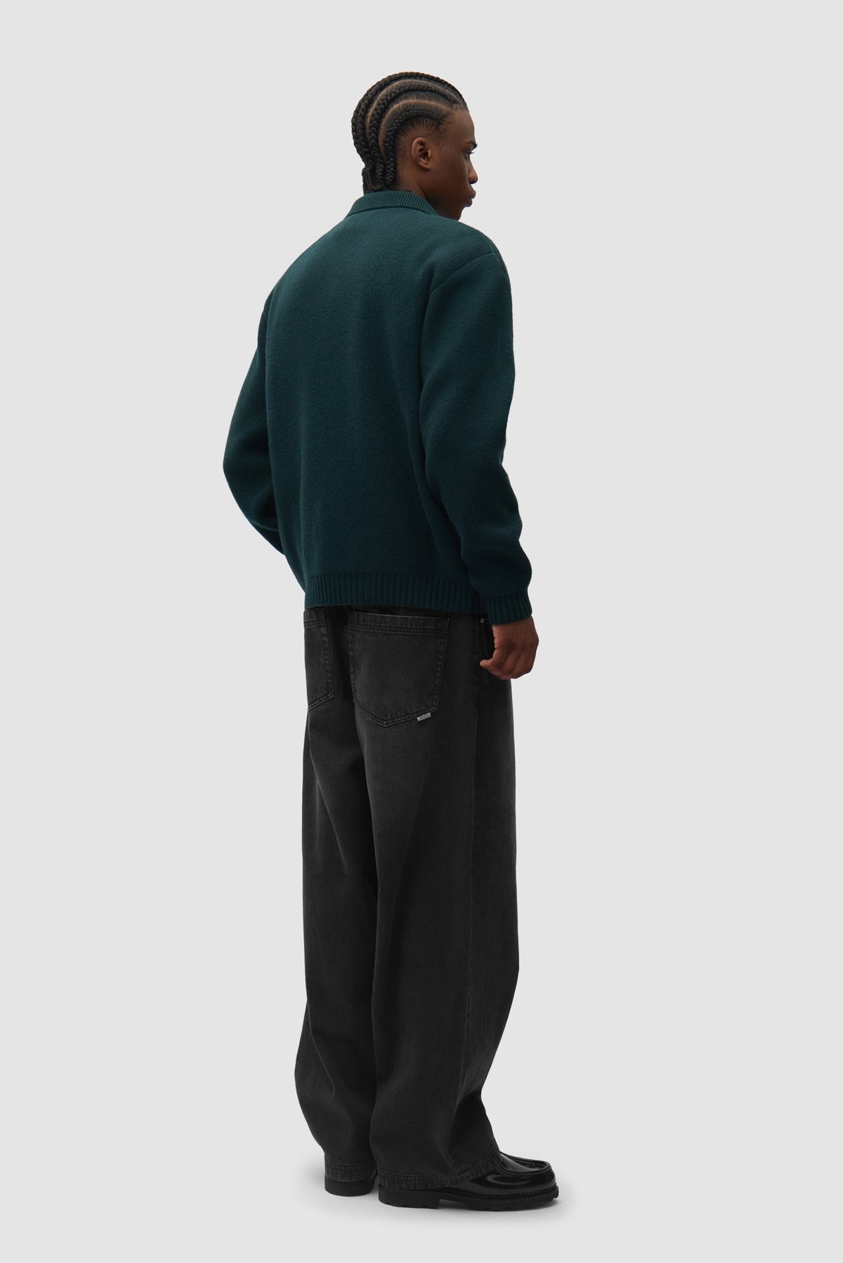 Arte Antwerp Cardigan mit Reißverschluss Cable Knit grün – getragen von hinten, Ganzkörper