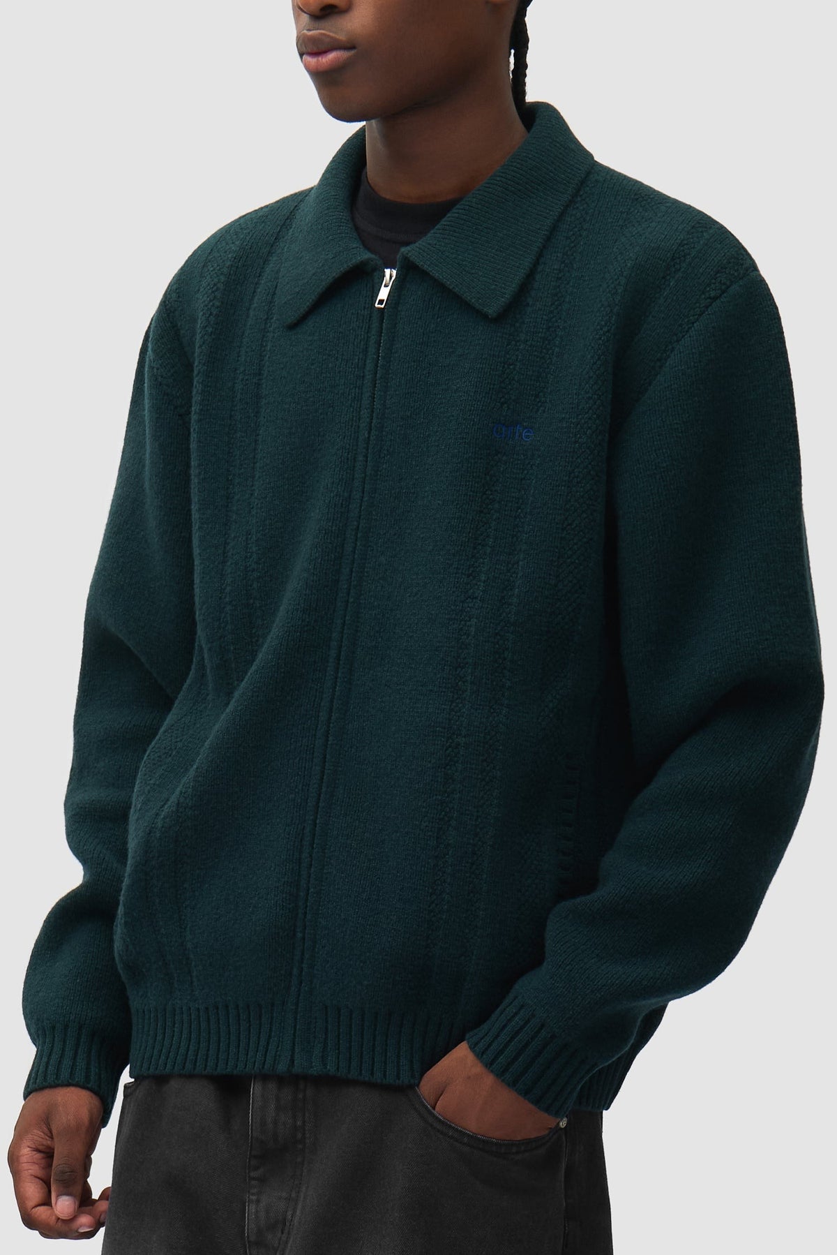 Arte Antwerp Cardigan mit Reißverschluss Cable Knit grün – getragen in Dreiviertelansicht, Nahaufnahme