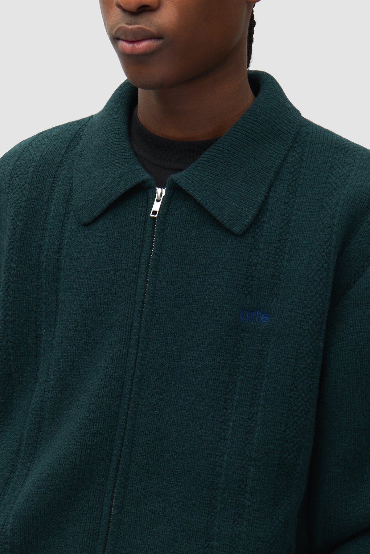 Arte Antwerp Cardigan mit Reißverschluss Cable Knit grün – Detail des Reißverschlusskragens