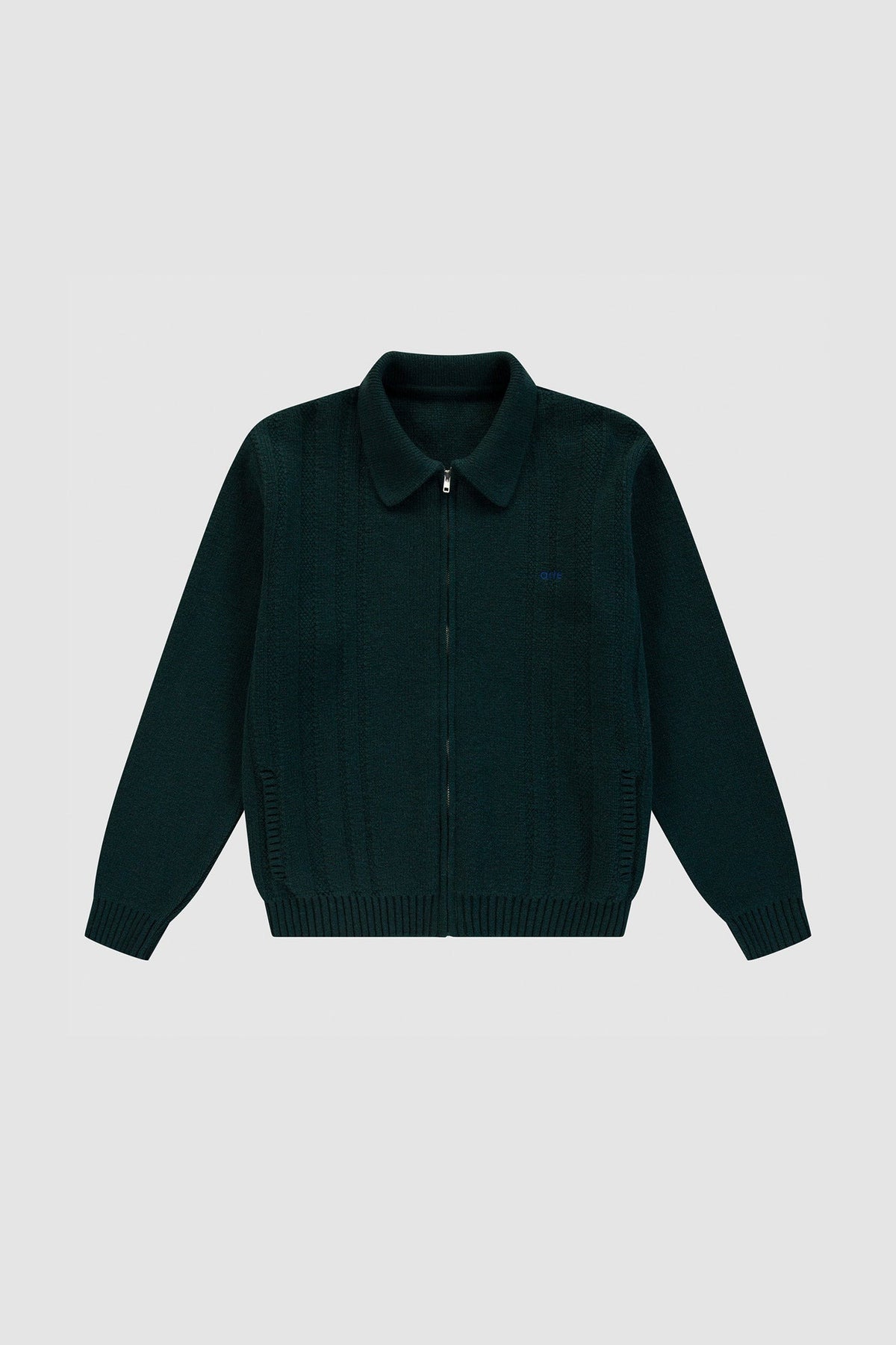 Arte Antwerp Cardigan mit Reißverschluss Cable Knit grün – Packshot Vorderseite auf grauem Hintergrund