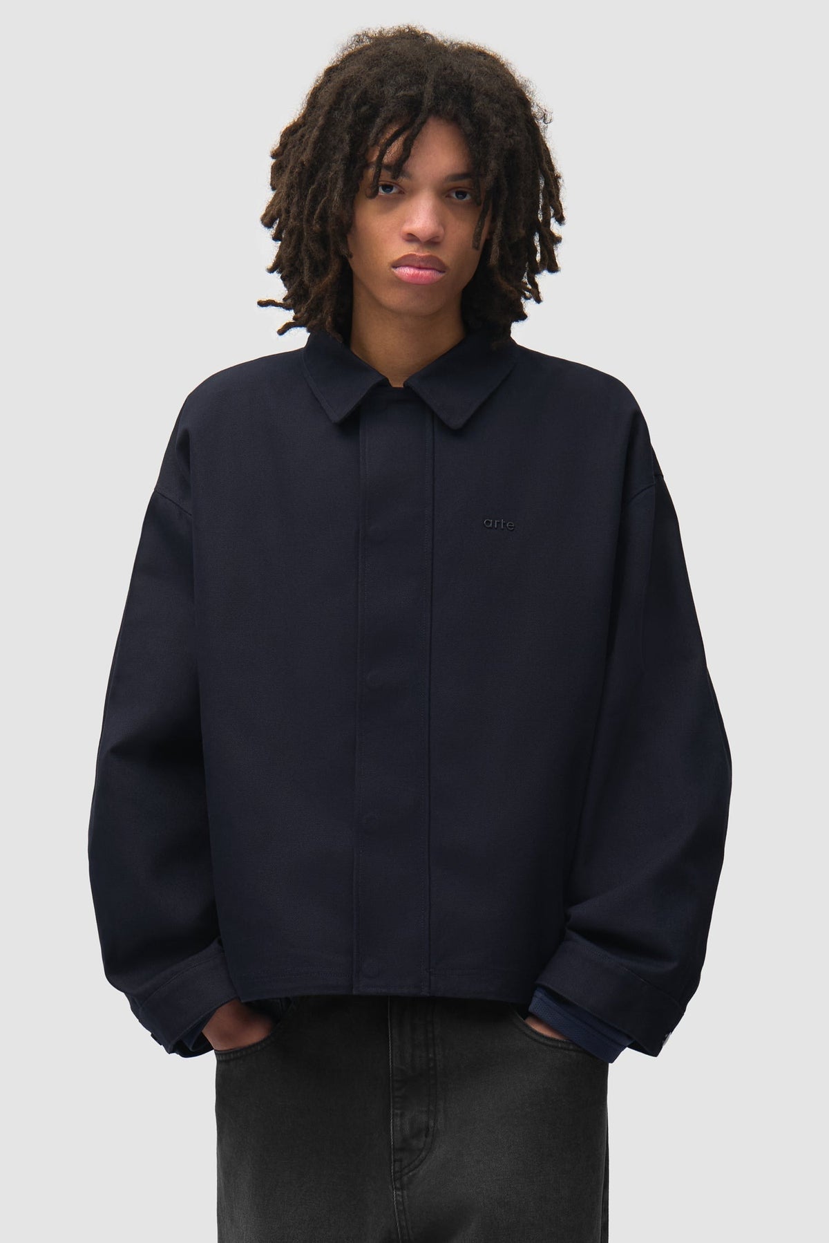 Arte Antwerp Jacke Canvas Atelier navy – getragen von vorne, Oberkörper