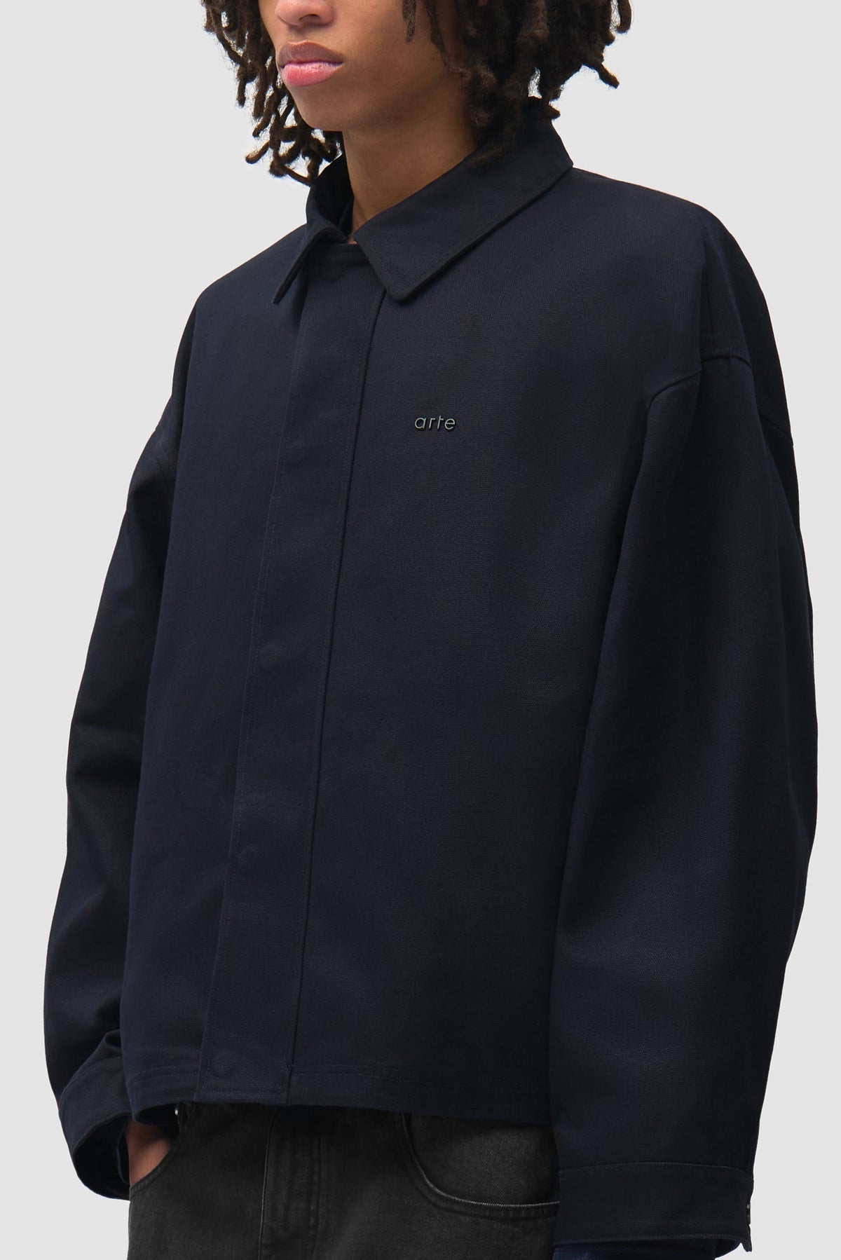 Arte Antwerp Jacke Canvas Atelier navy – getragen in Dreiviertelansicht, Nahaufnahme