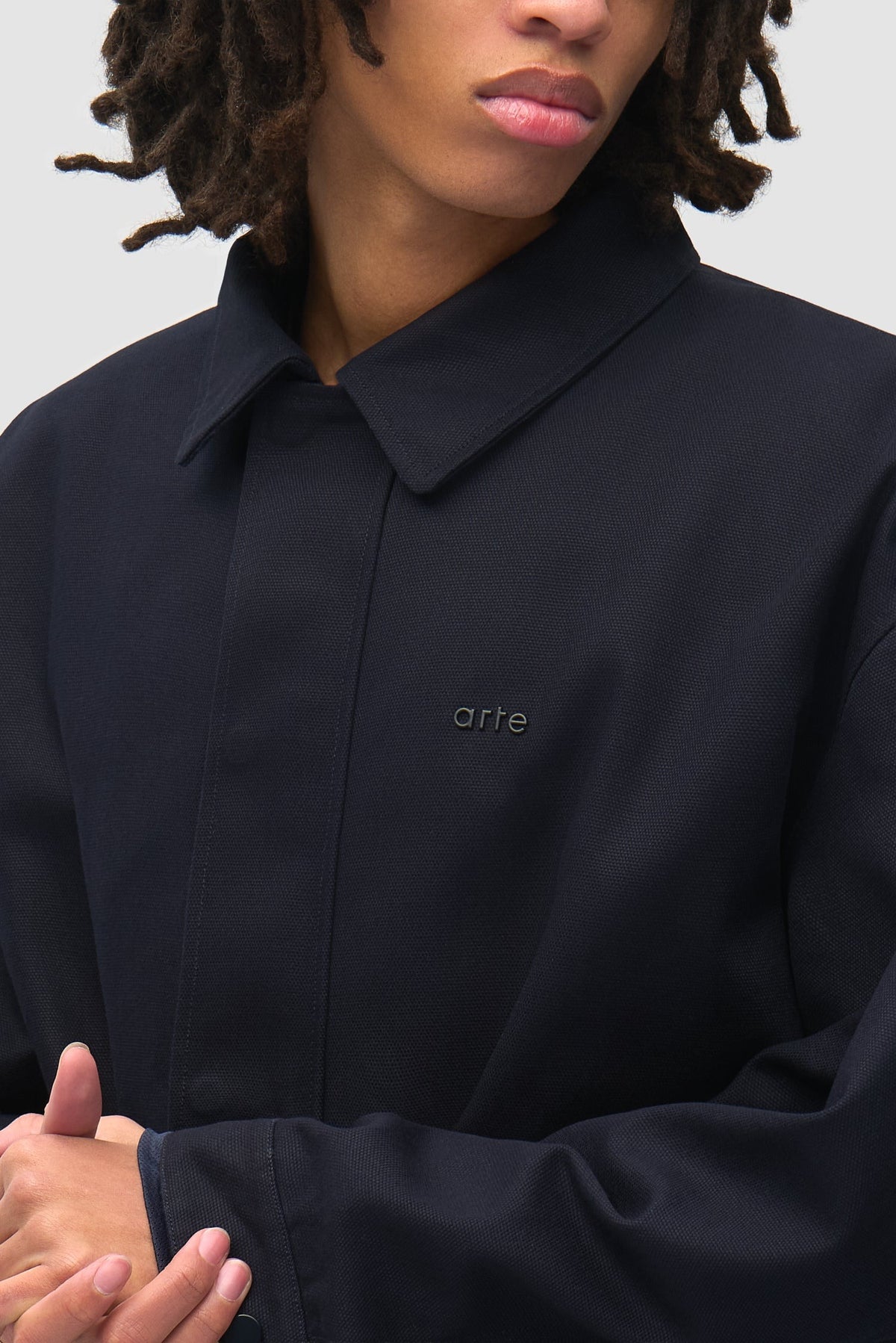 Arte Antwerp Jacke Canvas Atelier navy – Detail von Kragen und Metalllogo