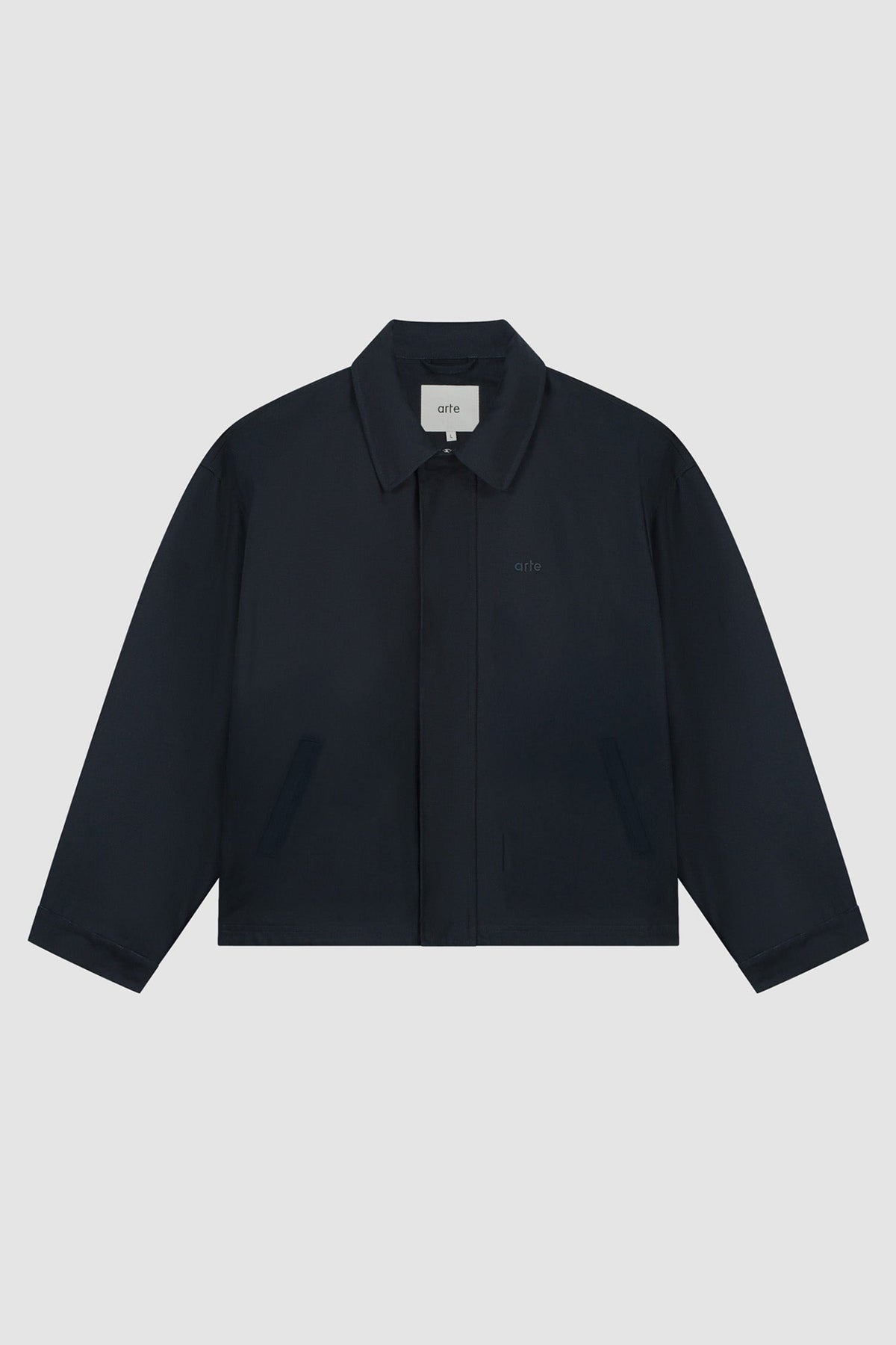 Arte Antwerp Jacke Canvas Atelier navy – Packshot Vorderseite auf grauem Hintergrund