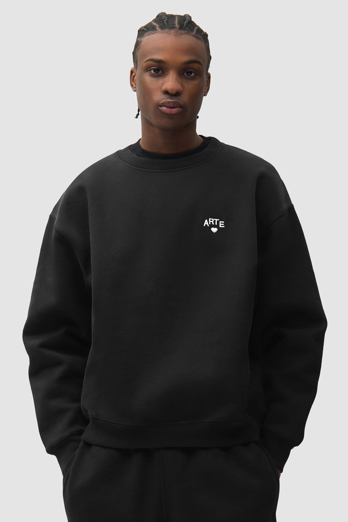 Arte Antwerp Sweat Cor noir – porté de face, plan buste