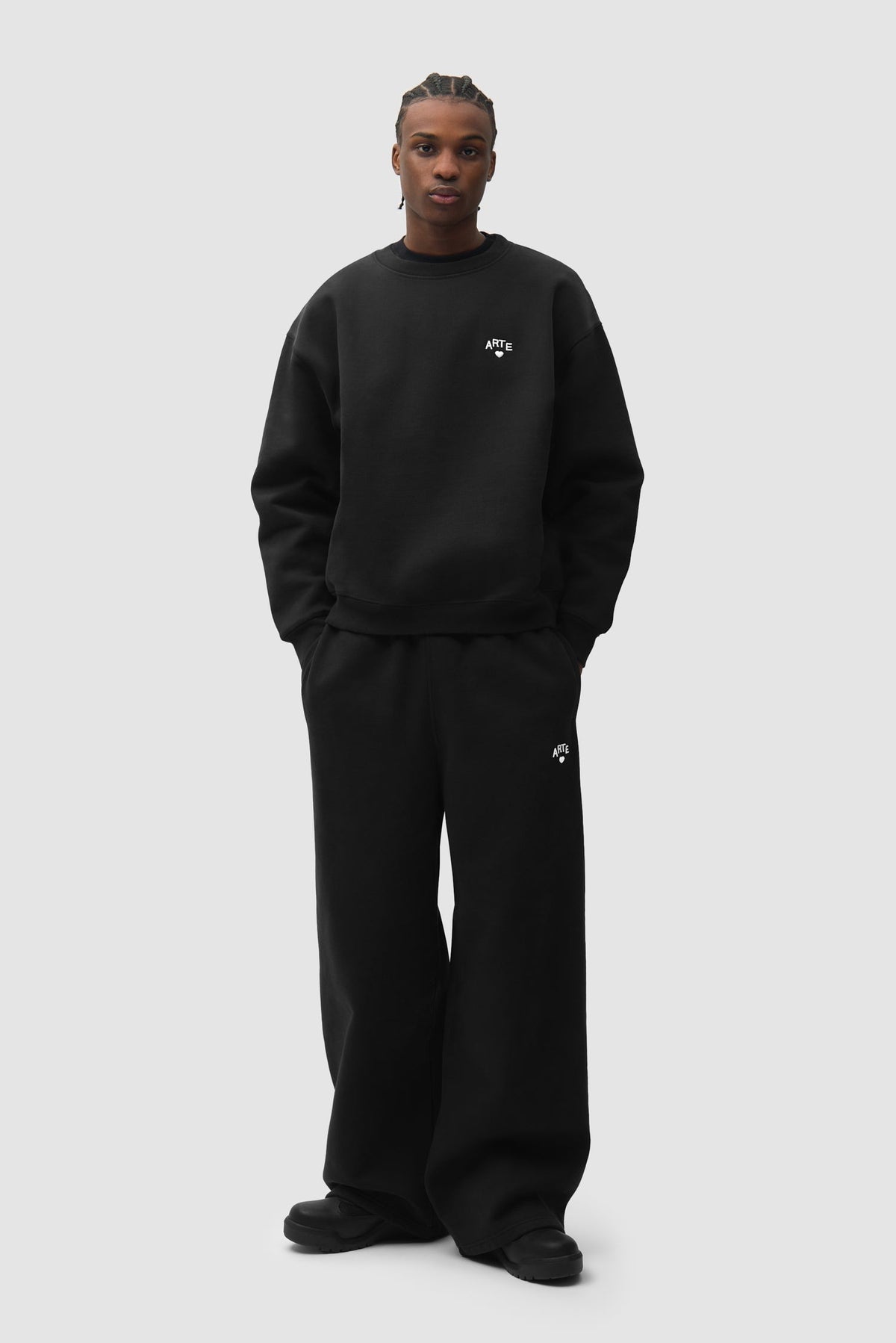 Arte Antwerp Sweat Cor noir – porté de face, en pied